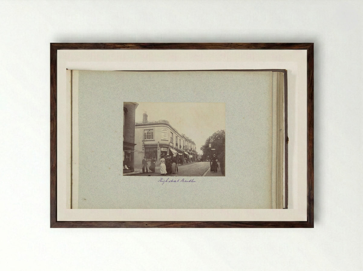 Straatgezicht op High Street te Shanklin - Henry Pauw van Wieldrecht - Framed Print Dark Wood