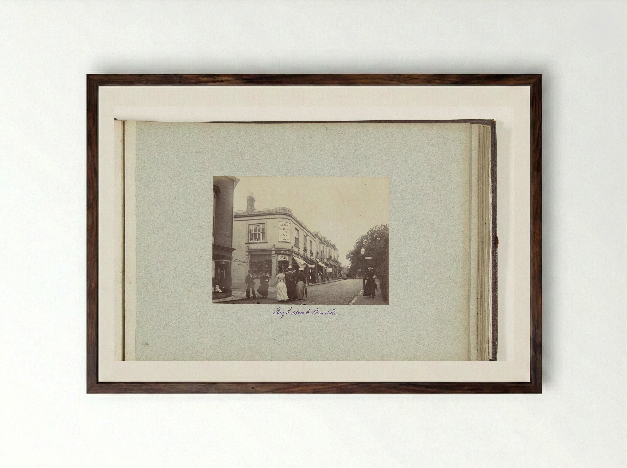 Straatgezicht op High Street te Shanklin - Henry Pauw van Wieldrecht - Framed Print Dark Wood