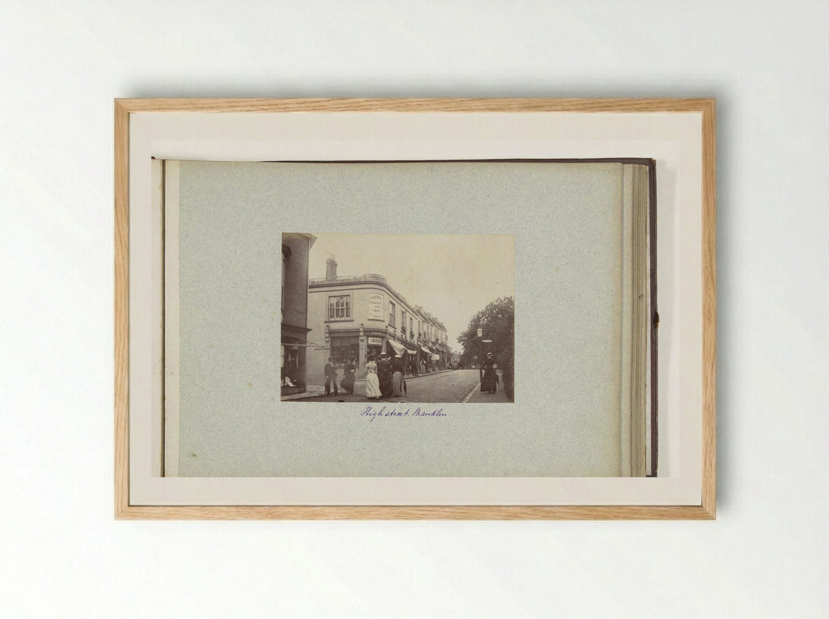 Straatgezicht op High Street te Shanklin - Henry Pauw van Wieldrecht - Framed Print Wood