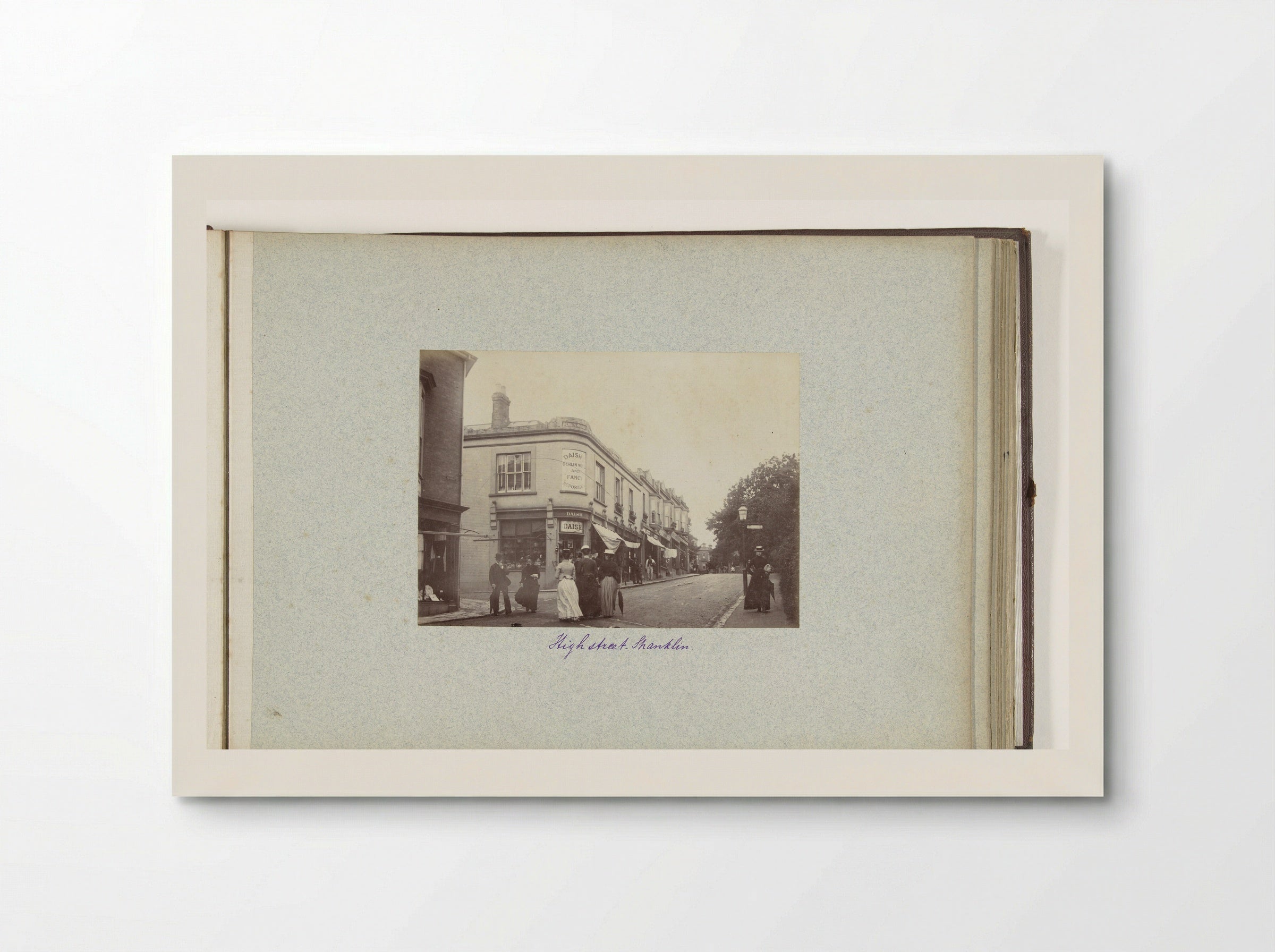 Straatgezicht op High Street te Shanklin - Henry Pauw van Wieldrecht - Poster