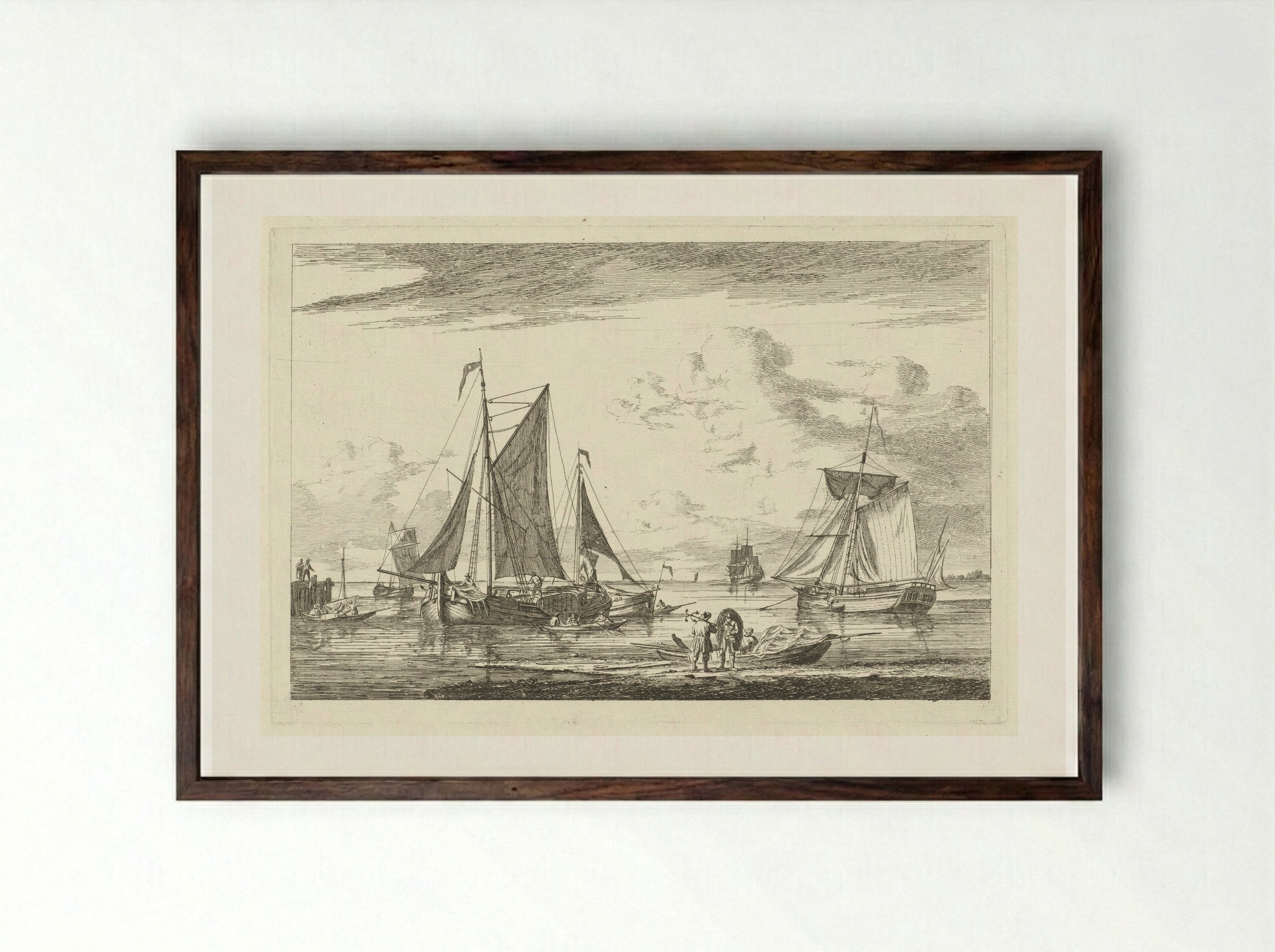 Strand en zee met diverse boten - Gerrit Groenewegen - Framed Print Dark Wood