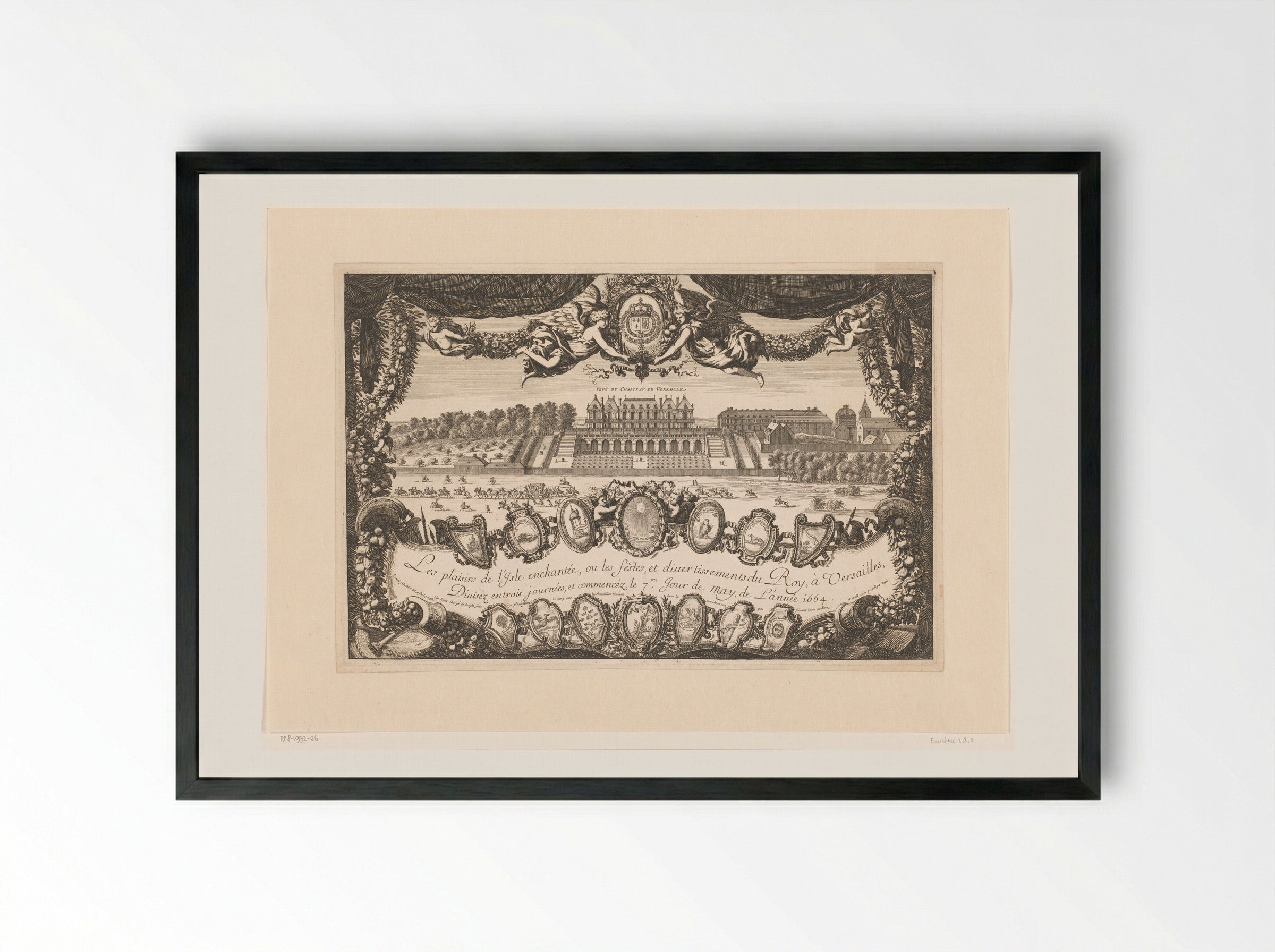 Titelprent met zicht op kasteel Versailles met stoet ruiters - Jean Lepautre - Framed Print Black