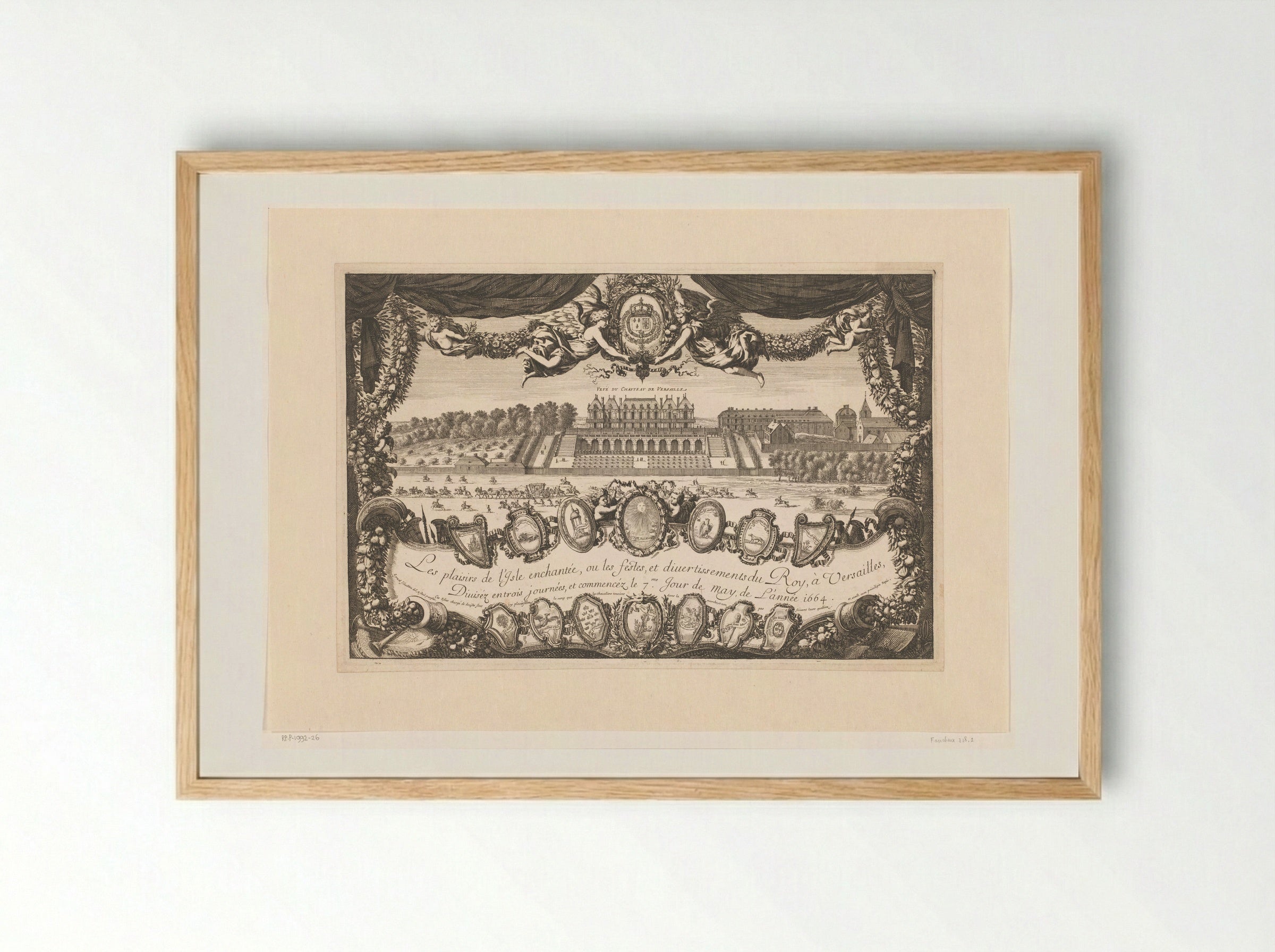 Titelprent met zicht op kasteel Versailles met stoet ruiters - Jean Lepautre - Framed Print Wood
