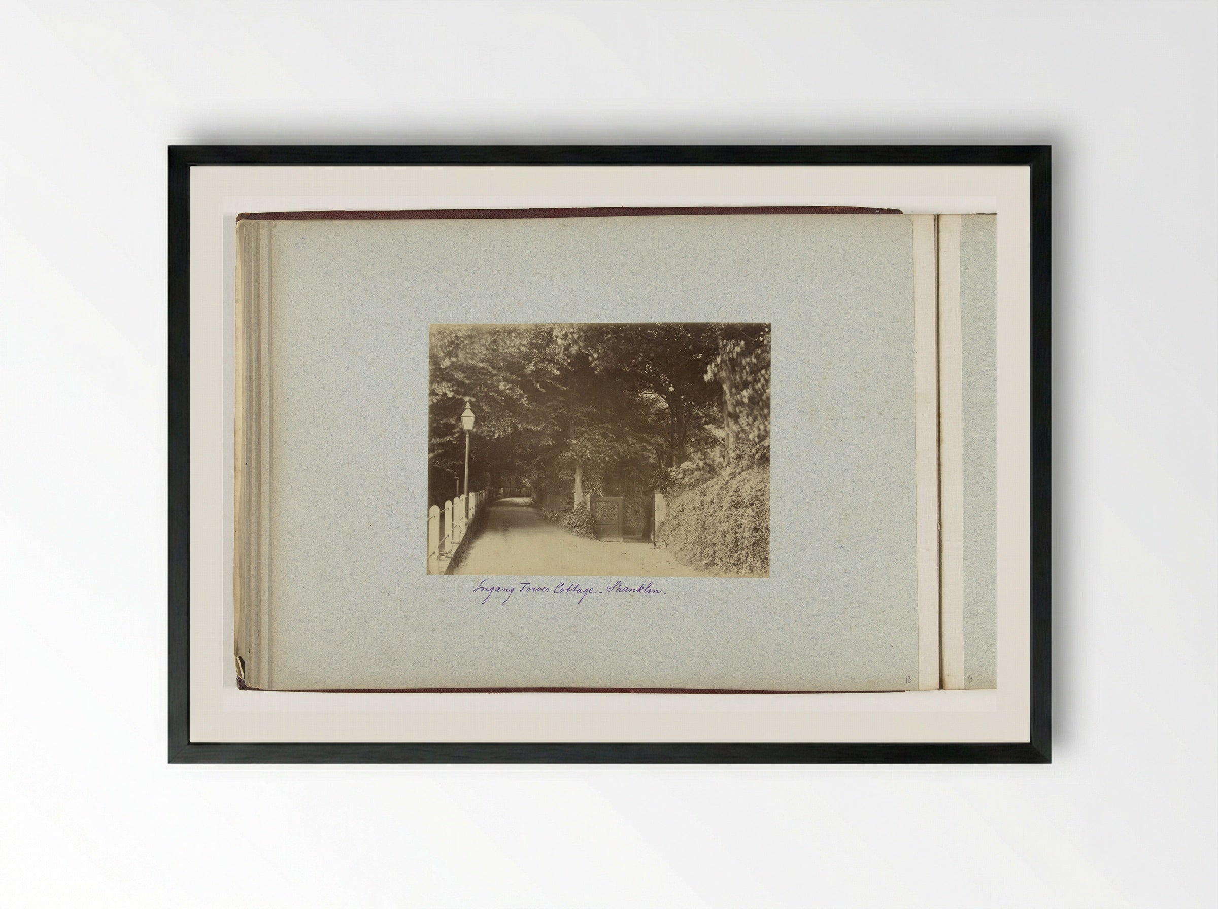 Toegangshek van Tower Cottage te Shanklin - Henry Pauw van Wieldrecht - Framed Print Black