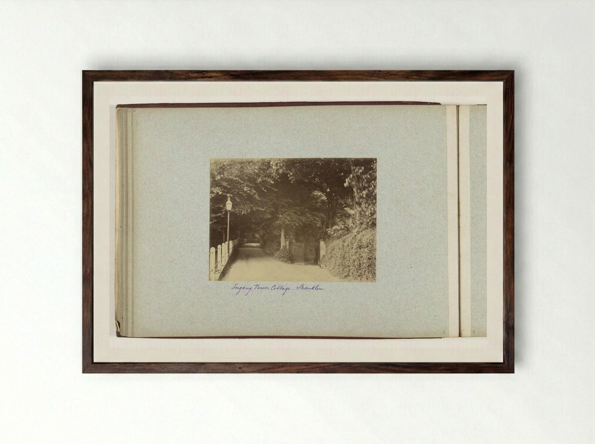 Toegangshek van Tower Cottage te Shanklin - Henry Pauw van Wieldrecht - Framed Print Dark Wood