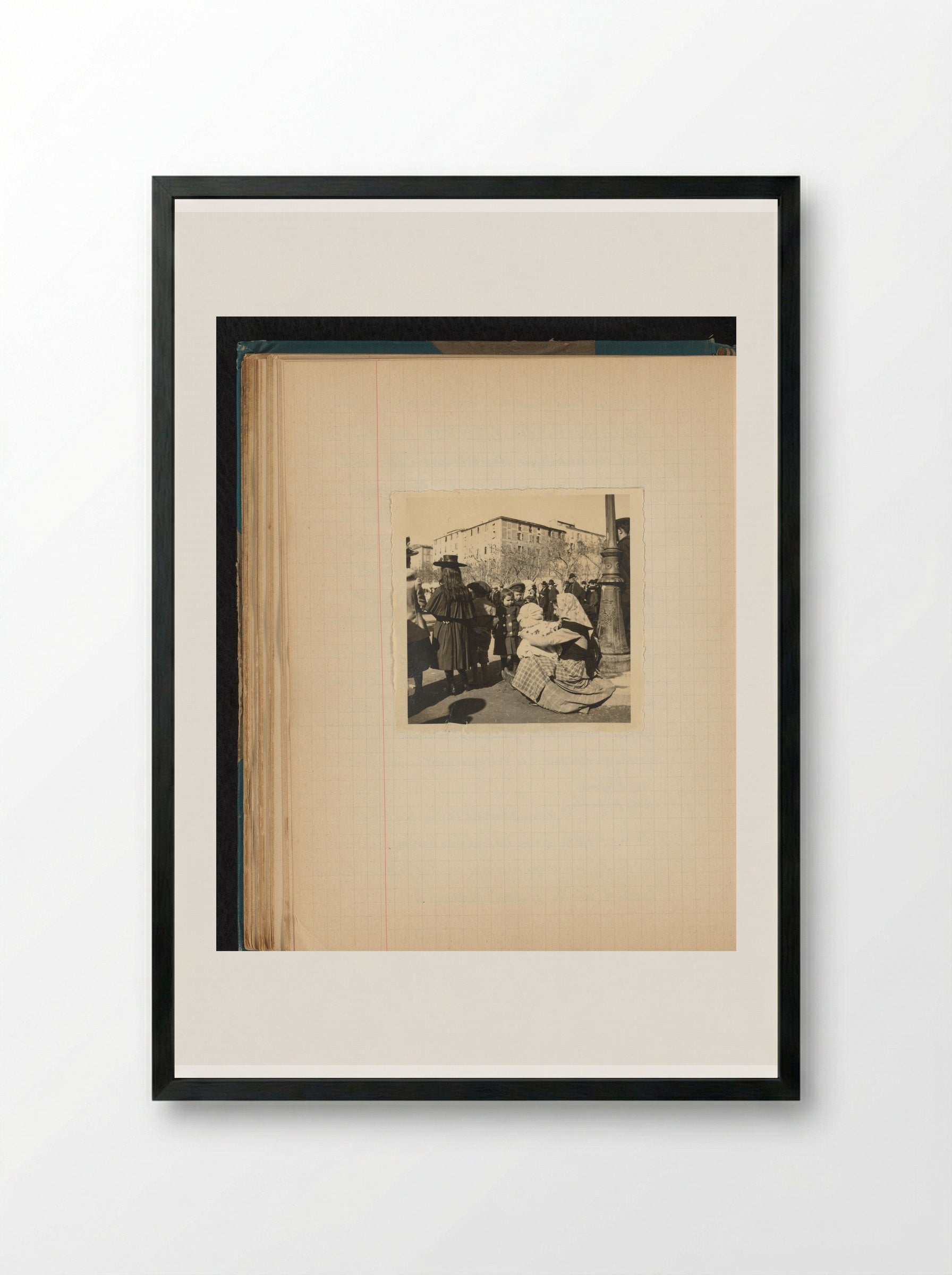 Toeschouwers bij een festiviteit op Place du Diamant in Ajaccio, Corsica - Théodore van Lelyveld - Framed Print Black