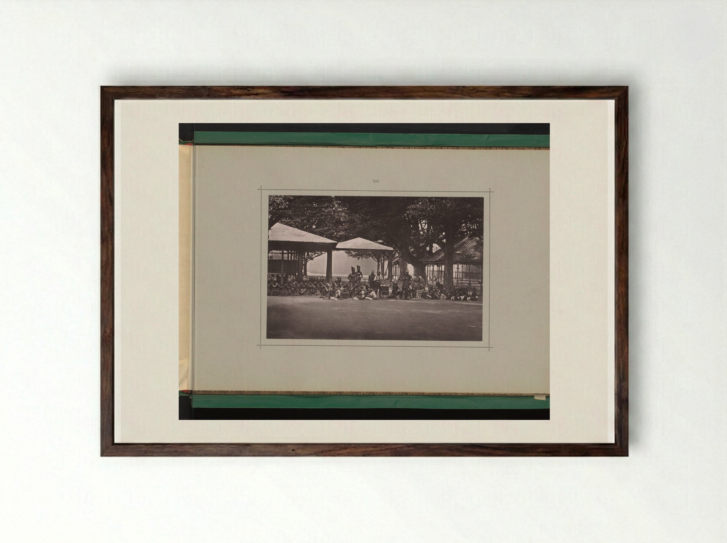 Toneelvoorstelling in de Kraton Ngayogyakarta Hadiningrat - Kassian Céphas - Framed Print Dark Wood