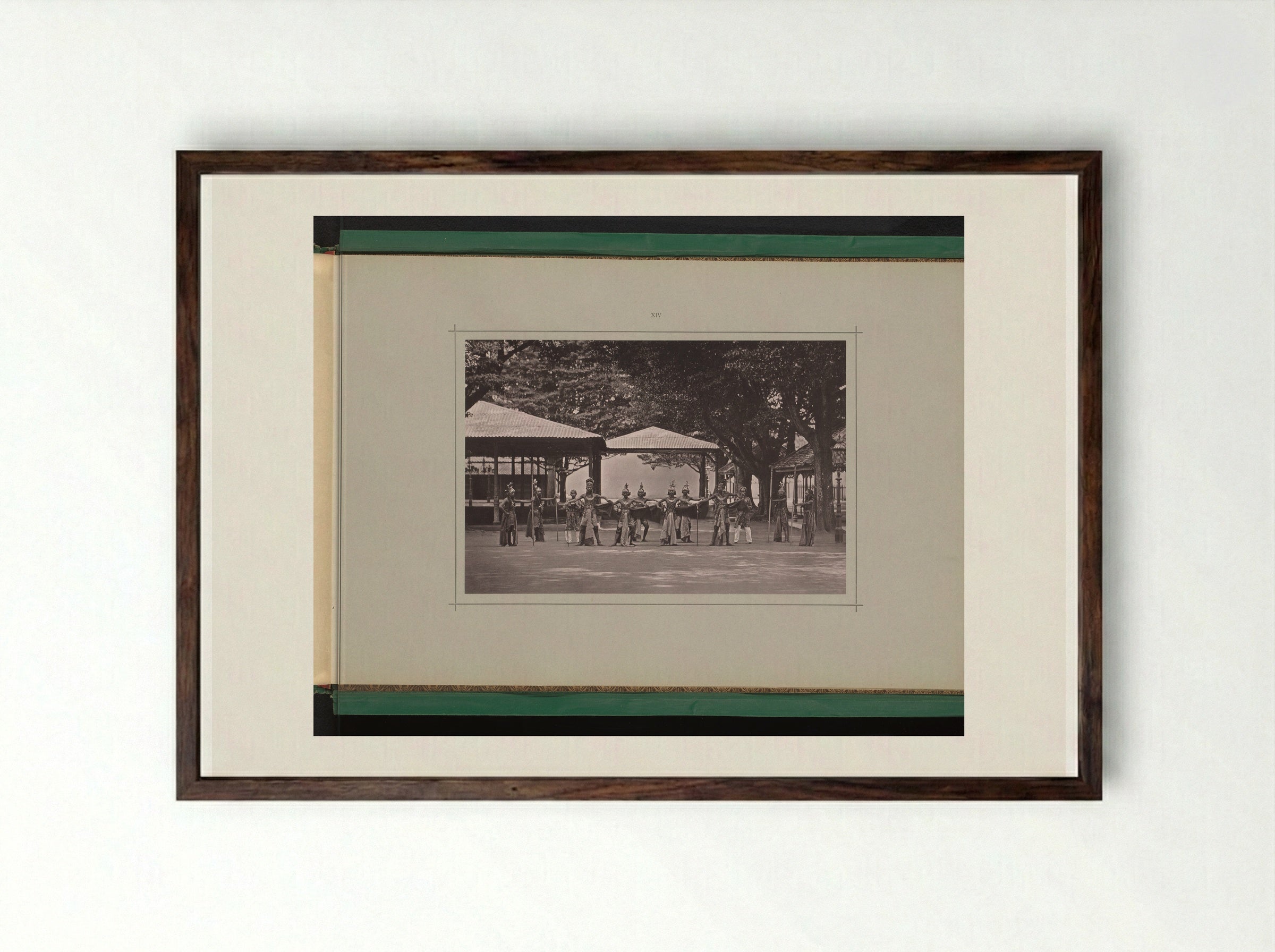 Toneelvoorstelling met vechters, in de Kraton Ngayogyakarta Hadiningrat - Kassian Céphas - Framed Print Dark Wood