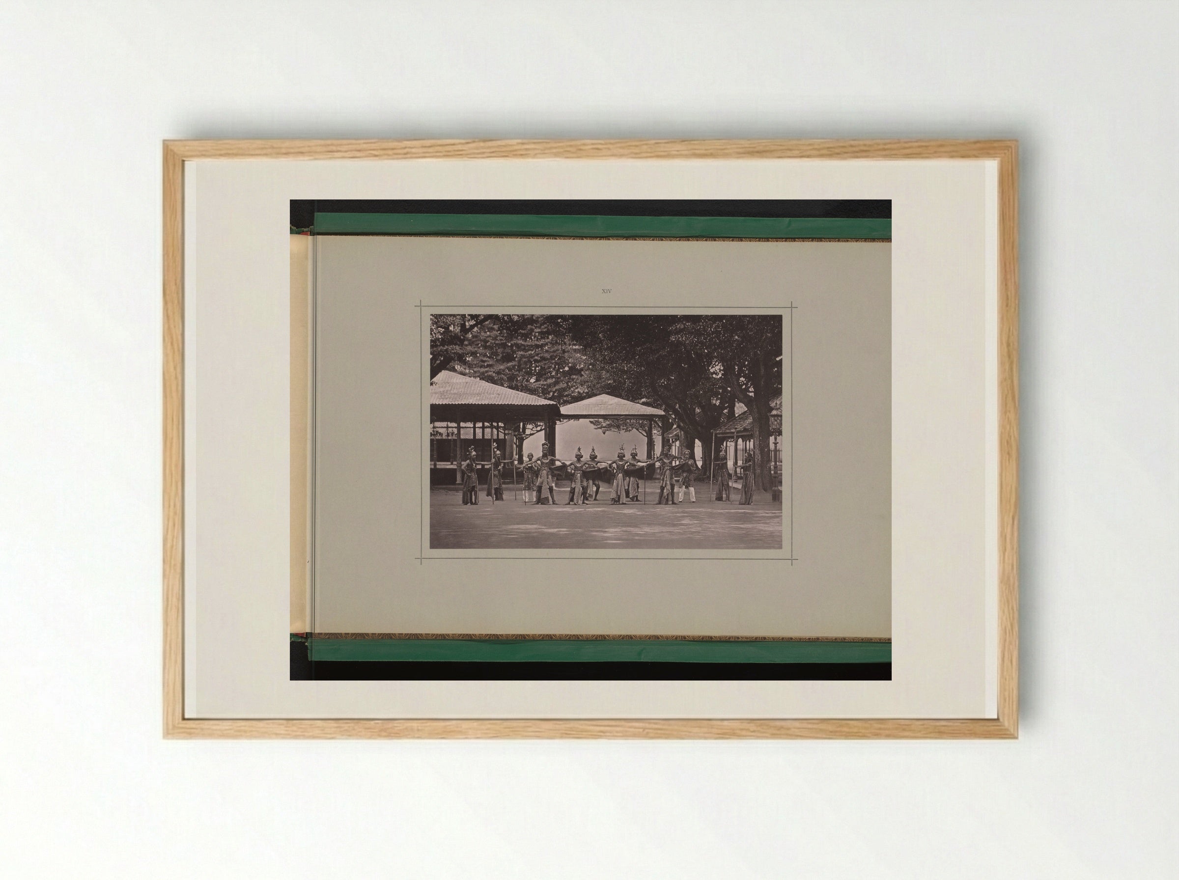Toneelvoorstelling met vechters, in de Kraton Ngayogyakarta Hadiningrat - Kassian Céphas - Framed Print Wood