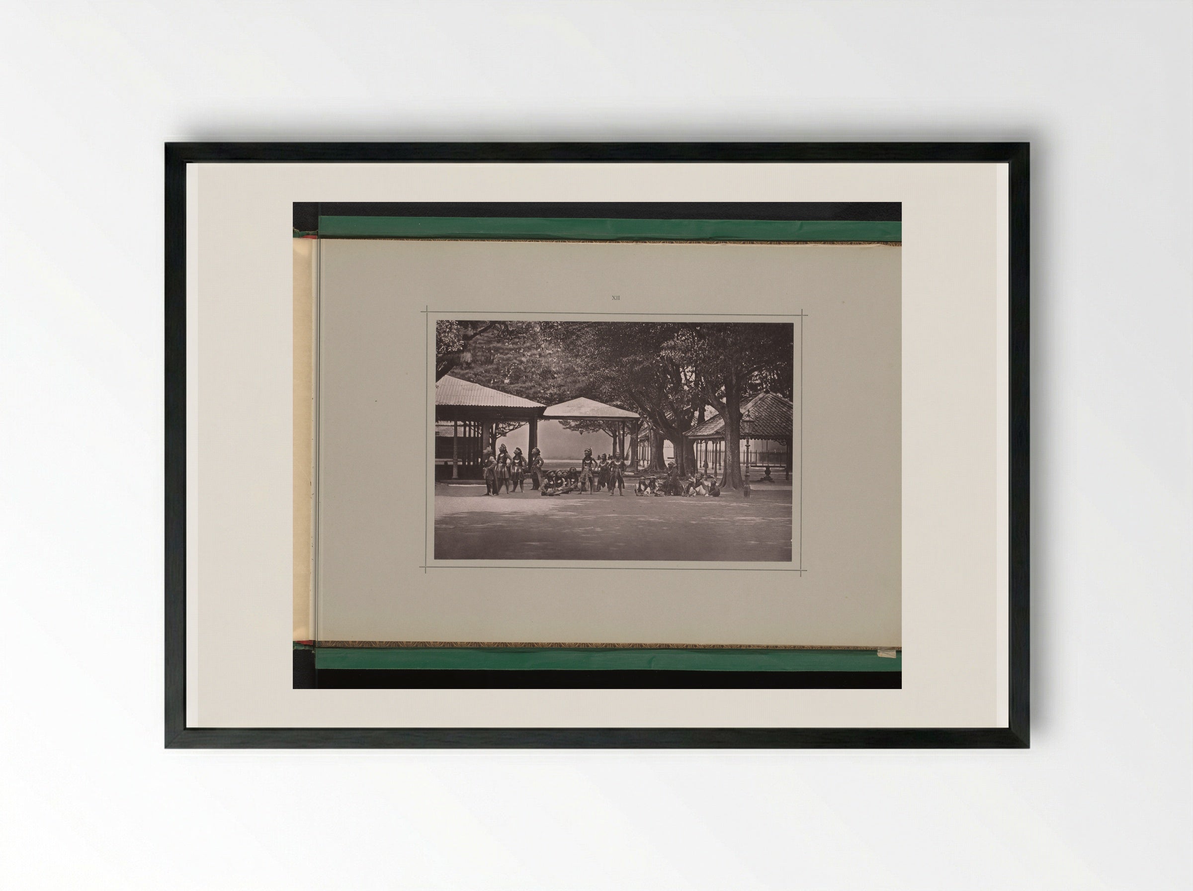 Toneelvoorstelling over Praboe Binda Oeloe van Iri Dasar, in de Kraton Ngayogyakarta Hadiningrat - Kassian Céphas - Framed Print Black