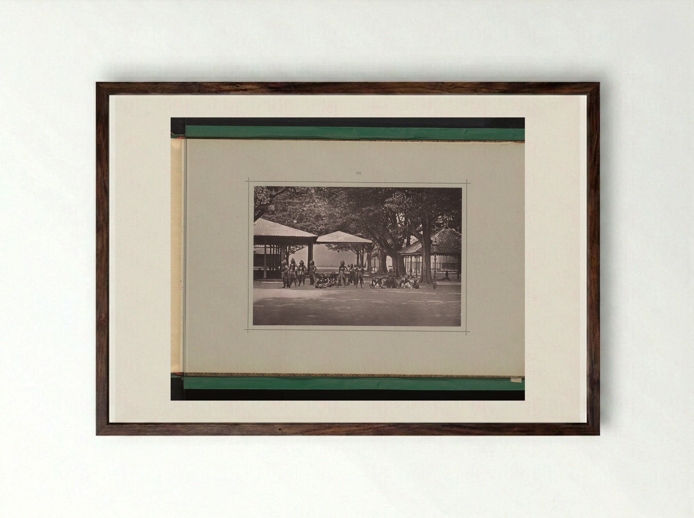 Toneelvoorstelling over Praboe Binda Oeloe van Iri Dasar, in de Kraton Ngayogyakarta Hadiningrat - Kassian Céphas - Framed Print Dark Wood