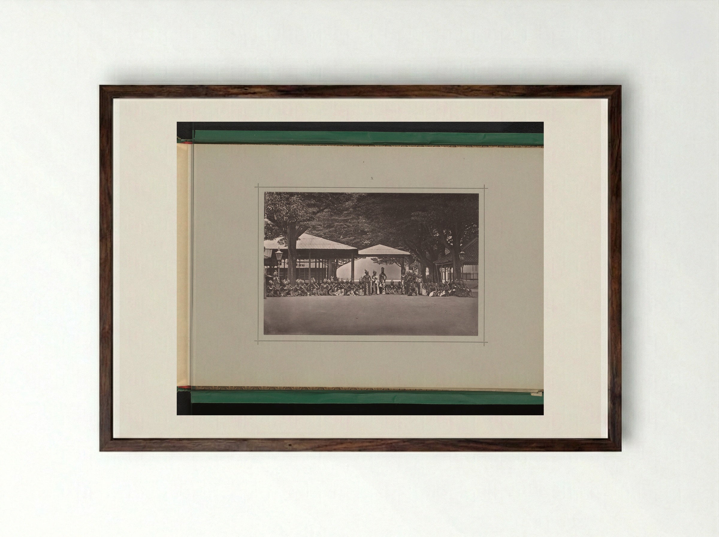 Toneelvoorstelling over Praboe Soejoedana, in de Kraton Ngayogyakarta Hadiningrat - Kassian Céphas - Framed Print Dark Wood