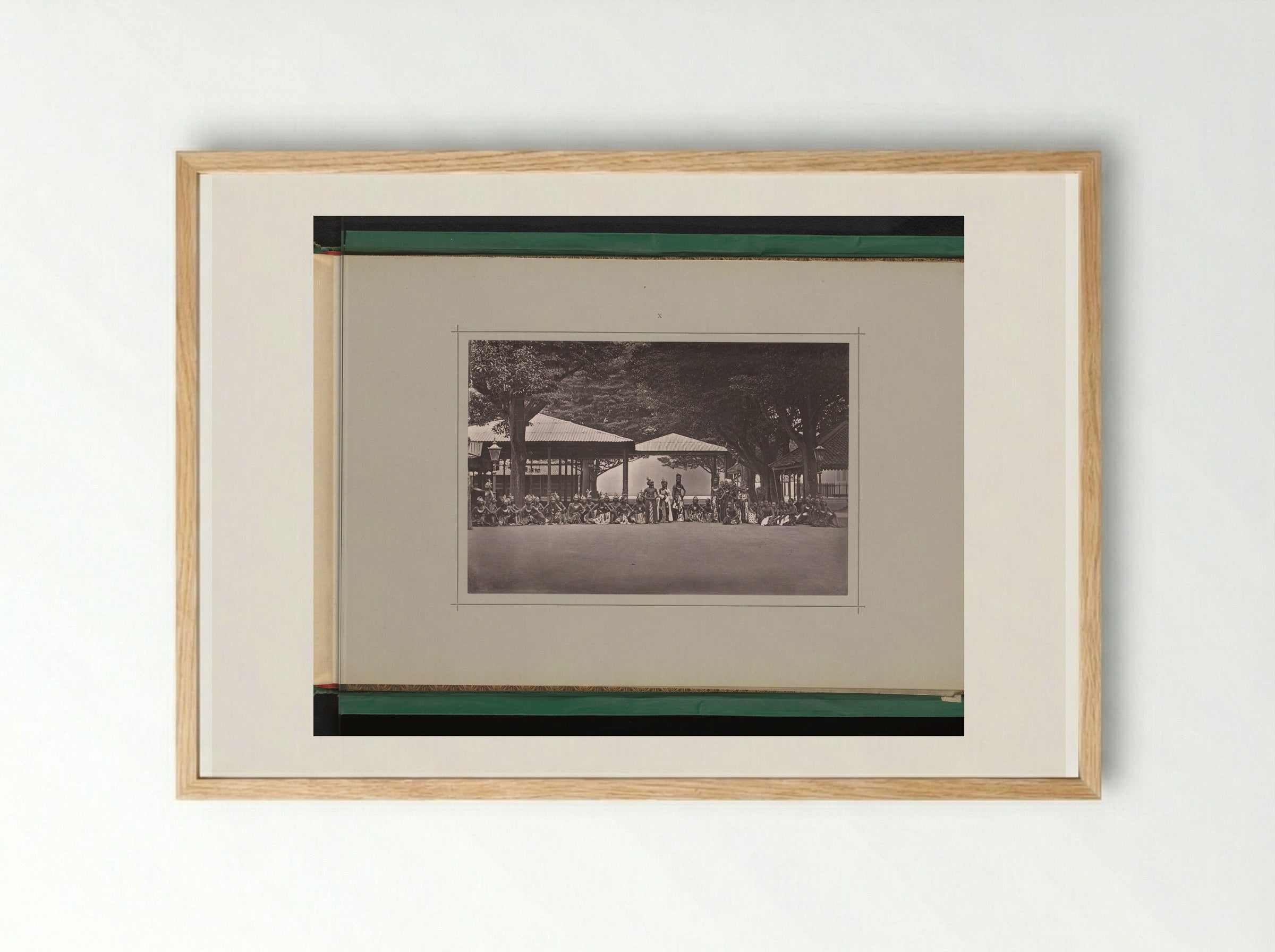Toneelvoorstelling over Praboe Soejoedana, in de Kraton Ngayogyakarta Hadiningrat - Kassian Céphas - Framed Print Wood