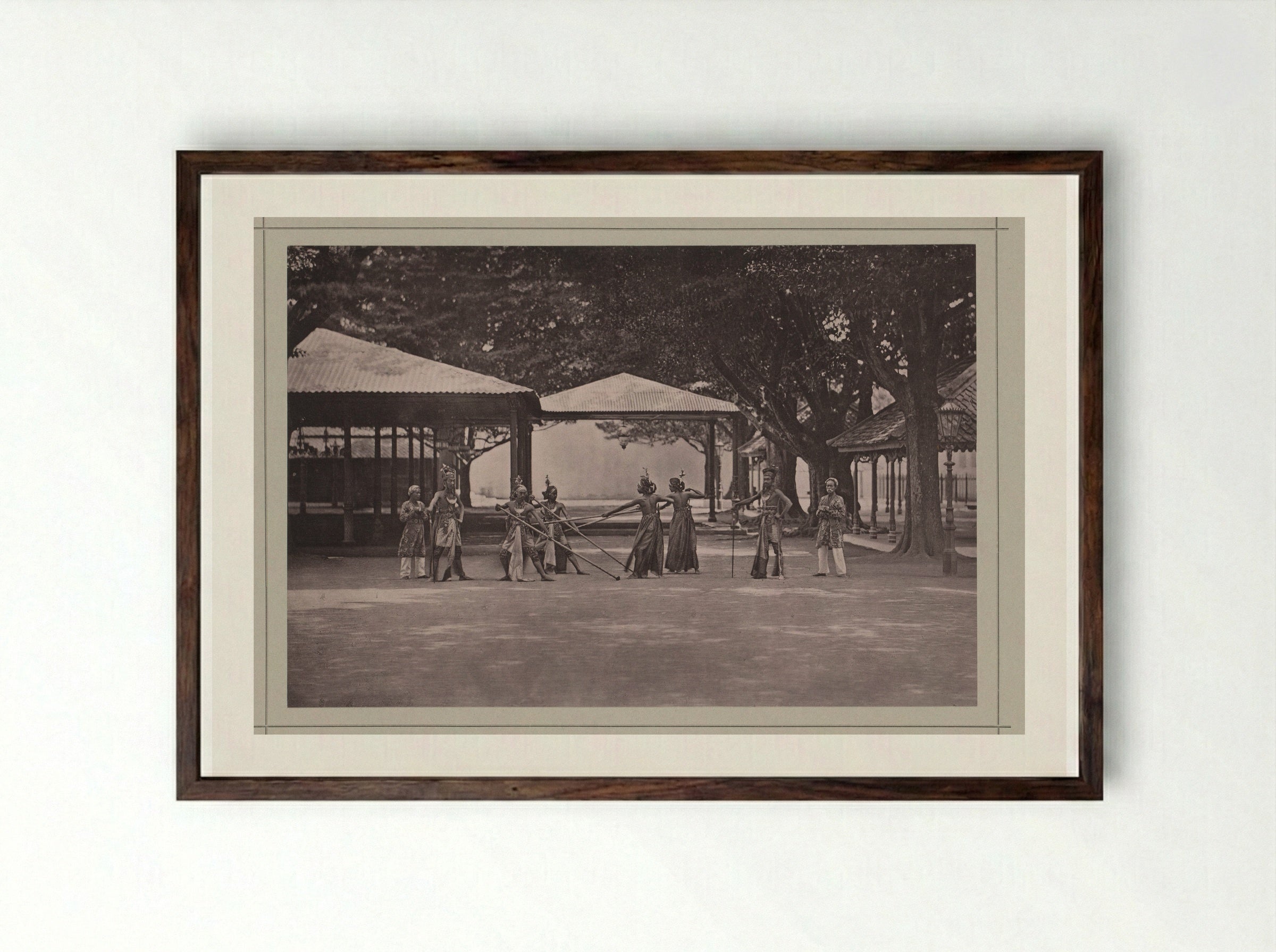 Toneelvoorstelling van een gevecht, in de Kraton Ngayogyakarta Hadiningrat - Kassian Céphas - Framed Print Dark Wood
