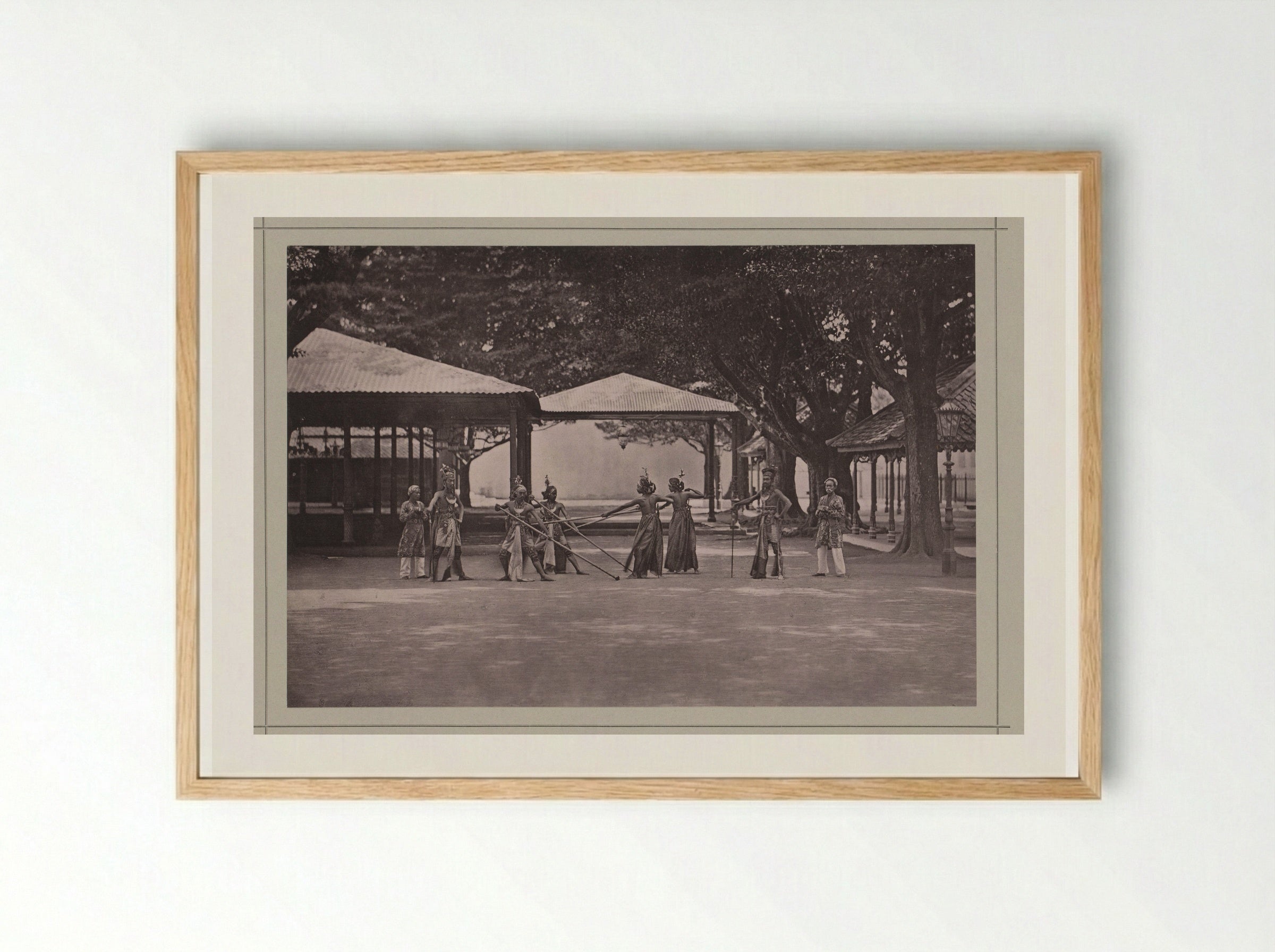 Toneelvoorstelling van een gevecht, in de Kraton Ngayogyakarta Hadiningrat - Kassian Céphas - Framed Print Wood