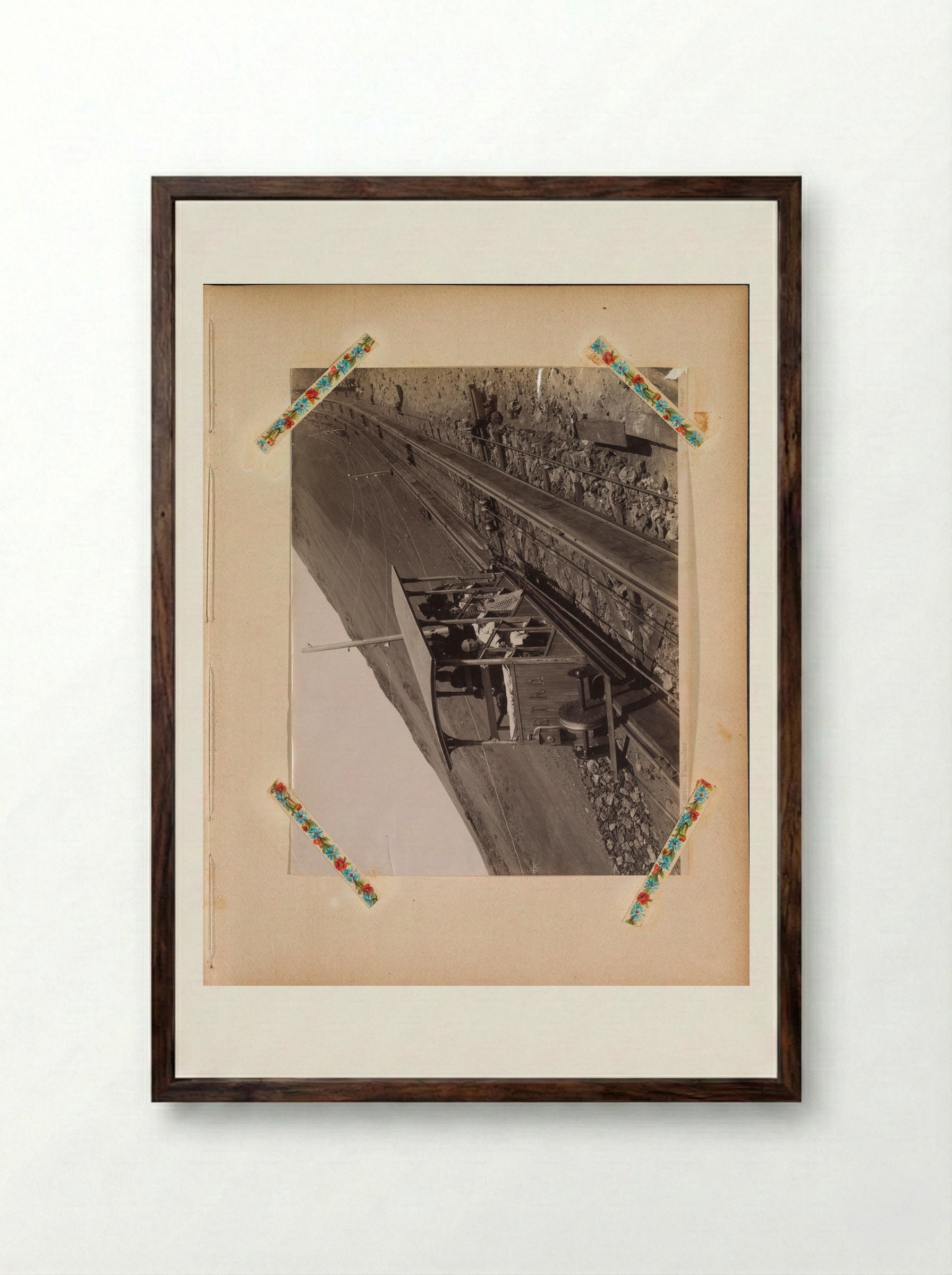 Treinstel met reizigers op de tandradspoorbaan op de flanken van de Vesuvius - Giorgio Sommer - Framed Print Dark Wood
