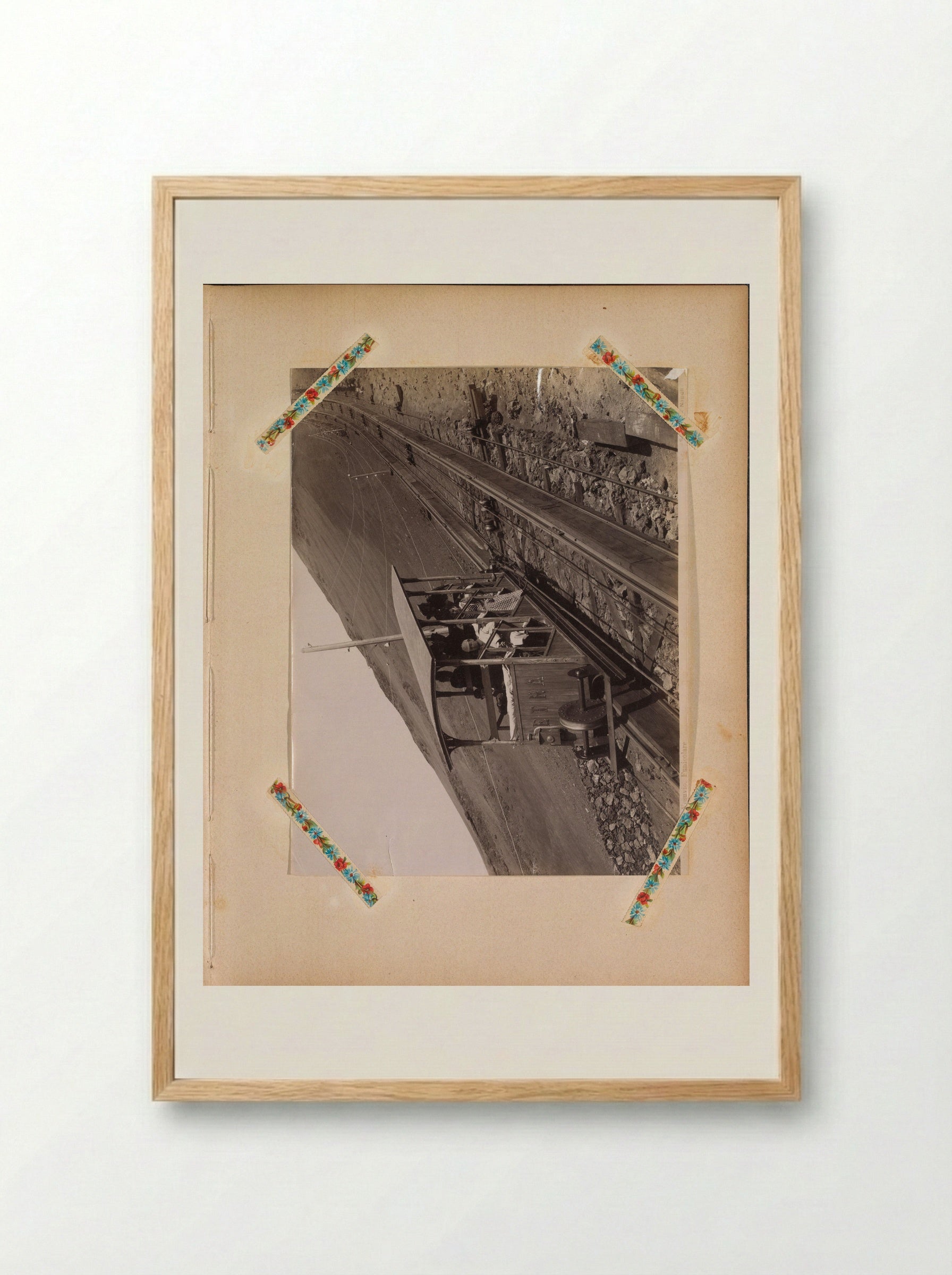 Treinstel met reizigers op de tandradspoorbaan op de flanken van de Vesuvius - Giorgio Sommer - Framed Print Wood