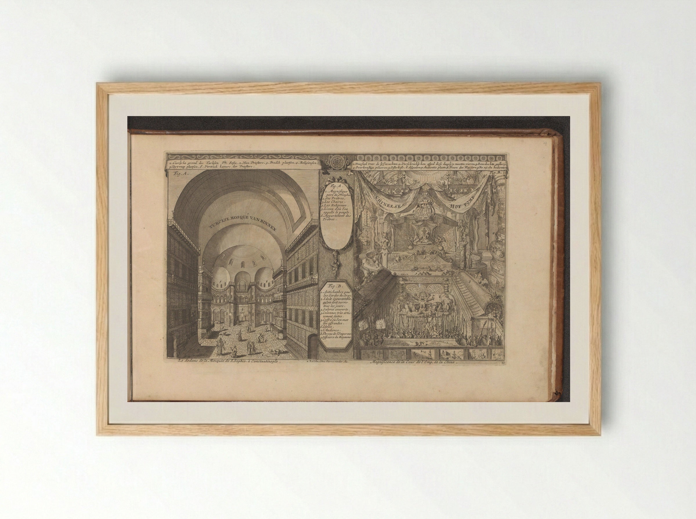 Turkse moskee in Constantinopel; Keizerlijk hof in China - Romeyn de Hooghe - Framed Print Wood