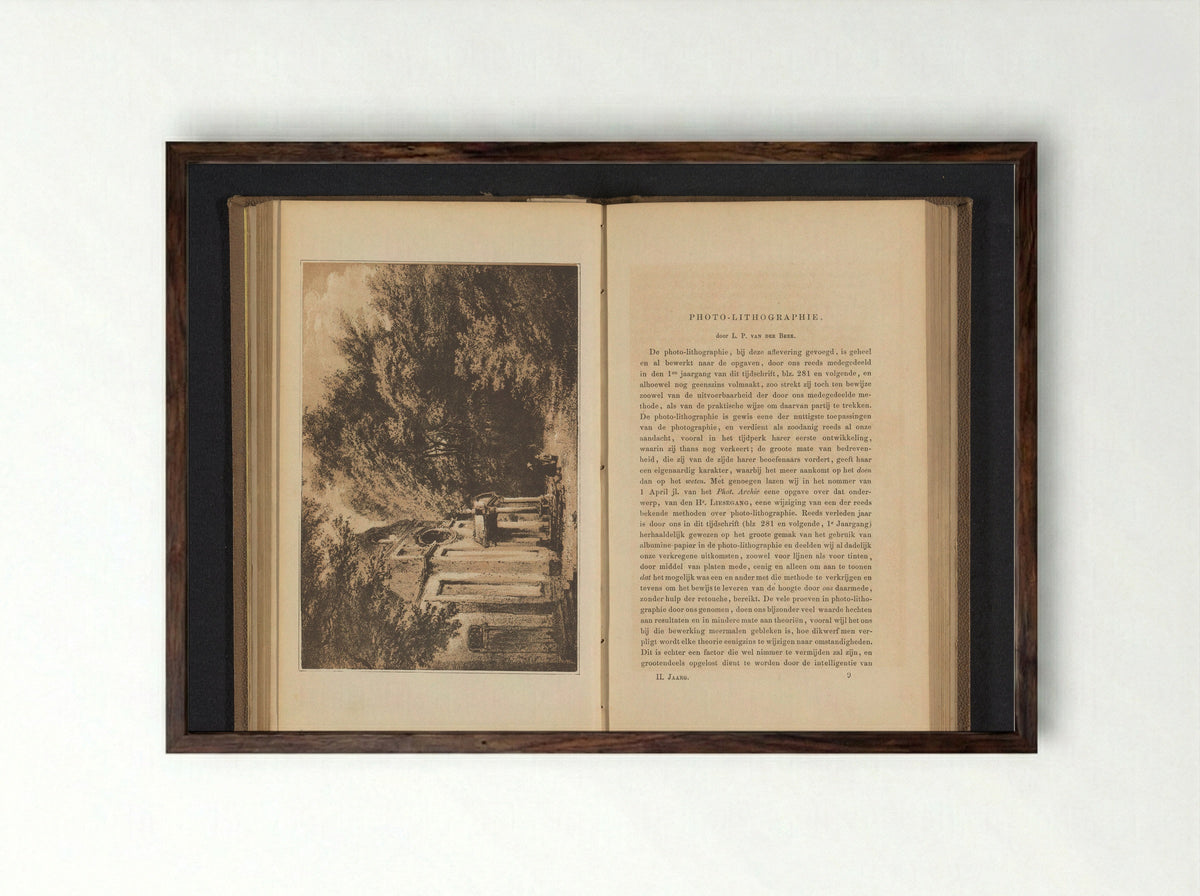 Twee mensen voor de entree van een huis in een bos - L.P. van der Beek - Framed Print Dark Wood