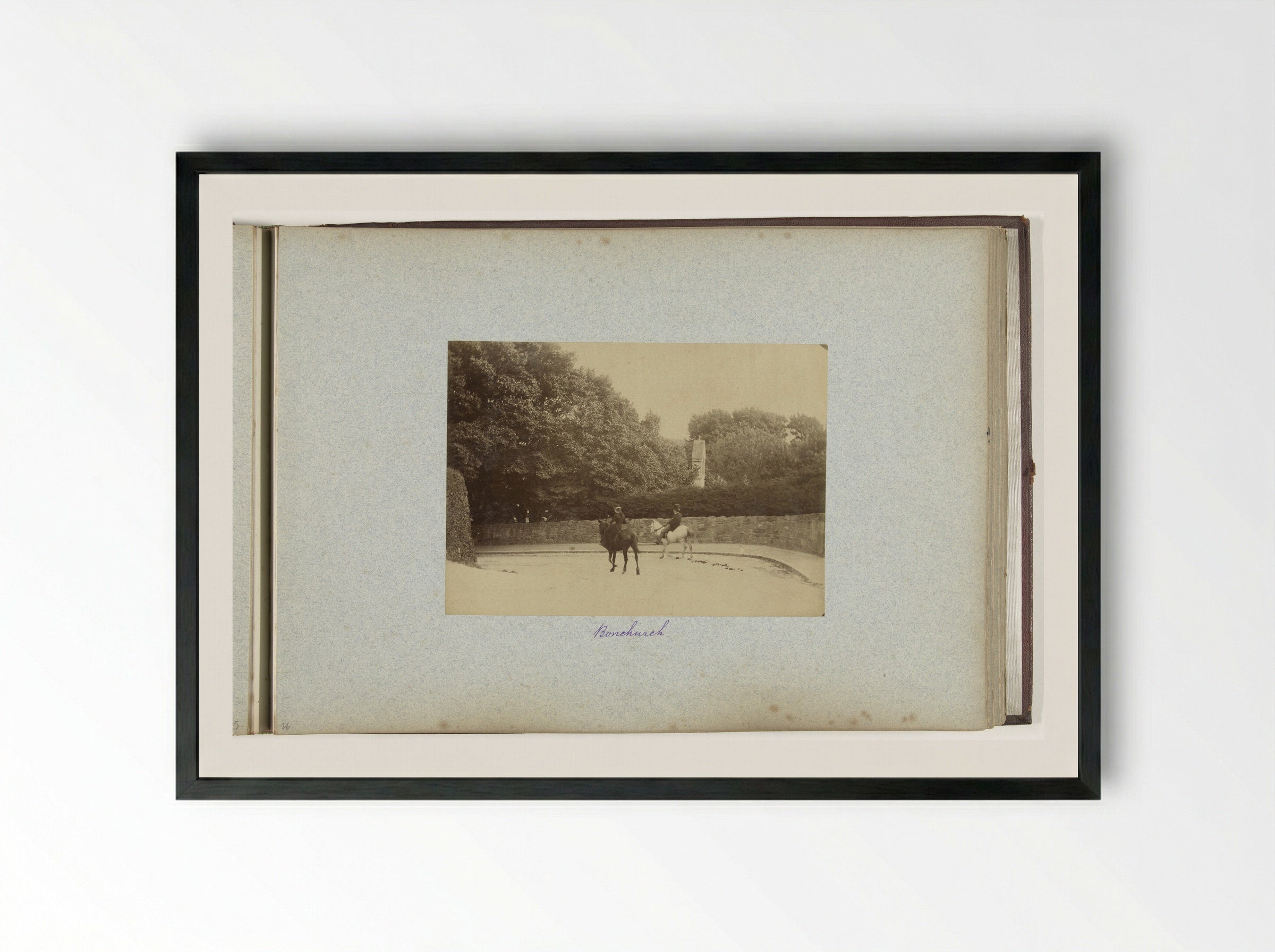 Twee ruiters op straat in Bonchurch - Henry Pauw van Wieldrecht - Framed Print Black