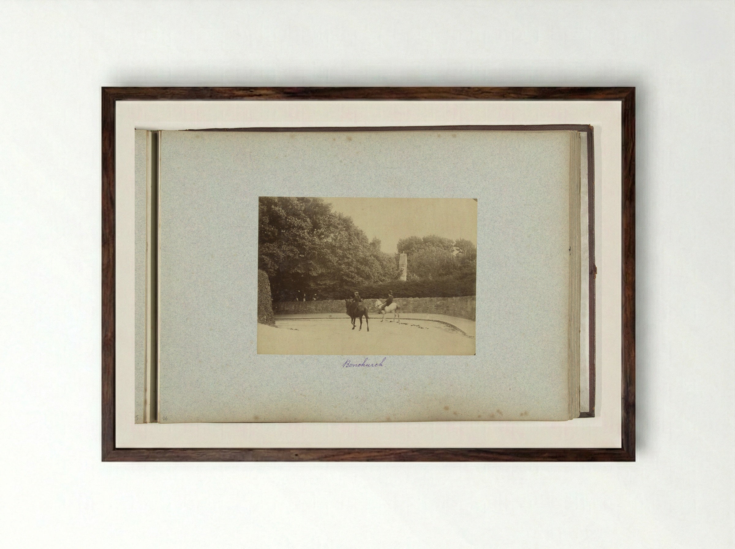 Twee ruiters op straat in Bonchurch - Henry Pauw van Wieldrecht - Framed Print Dark Wood