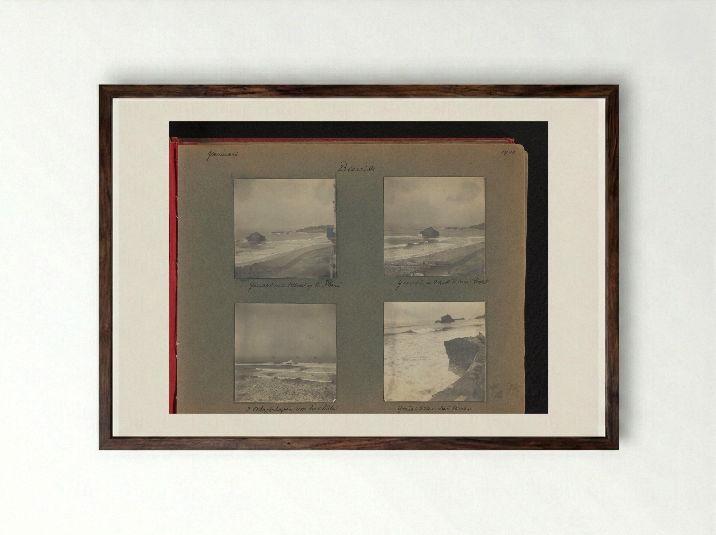 Vier gezichten op de kust van Biarritz - Charlotte Alida Boelen-Matthes - Framed Print Dark Wood