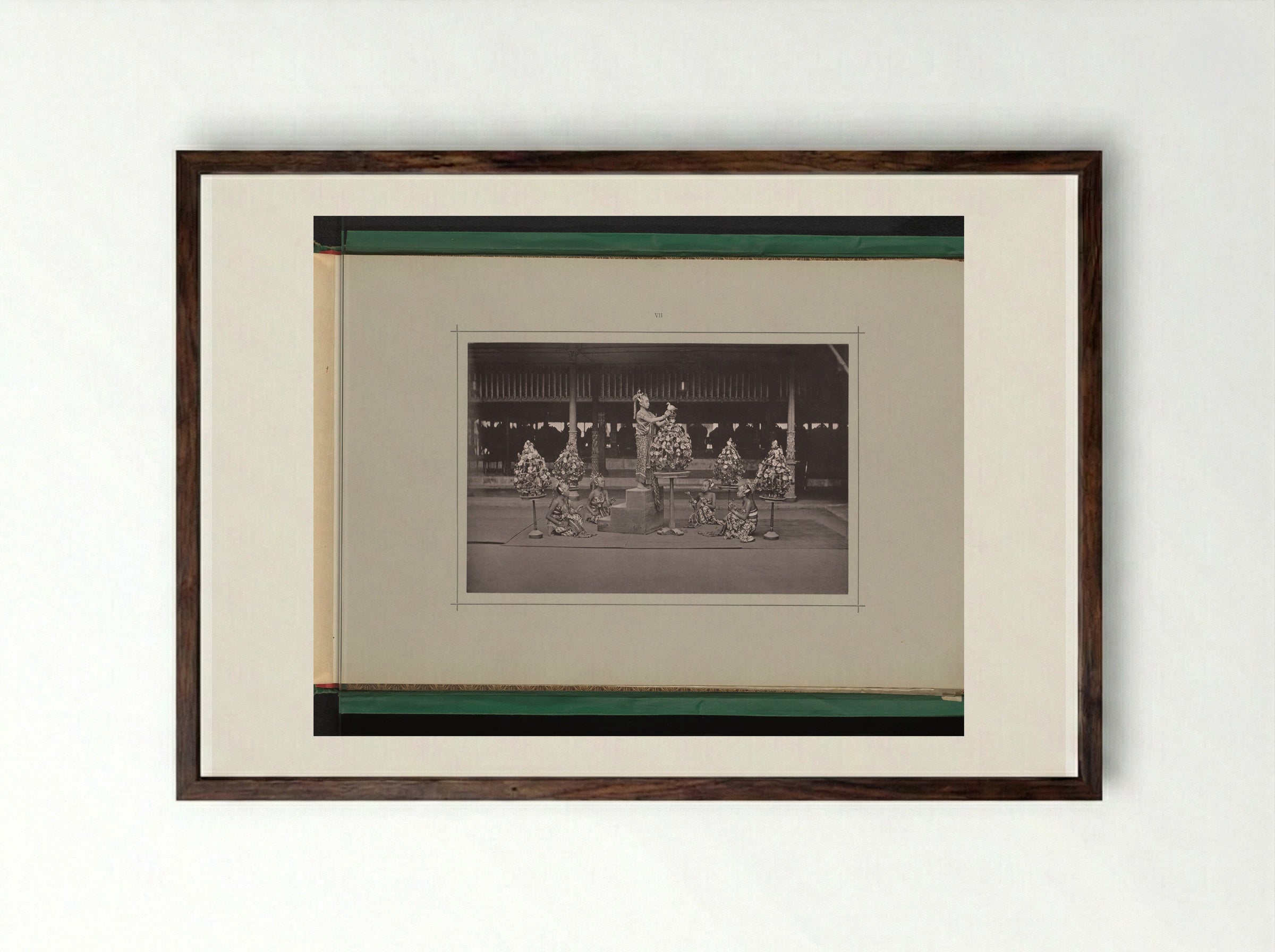 Vijf jonge vrouwen voeren een toneelstuk op in de Kraton Ngayogyakarta Hadiningrat - Kassian Céphas - Framed Print Dark Wood