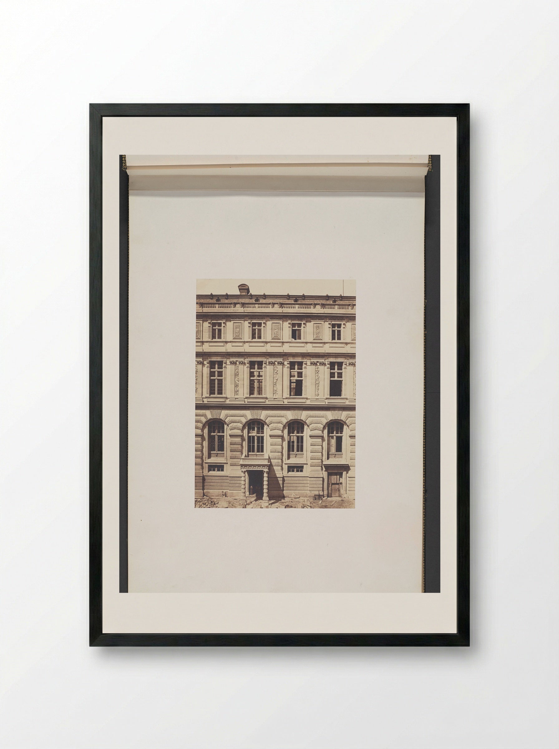 Voorgevel en ingang aan de Cour Lefuel van het Palais du Louvre - Édouard Denis Baldus - Framed Print Black