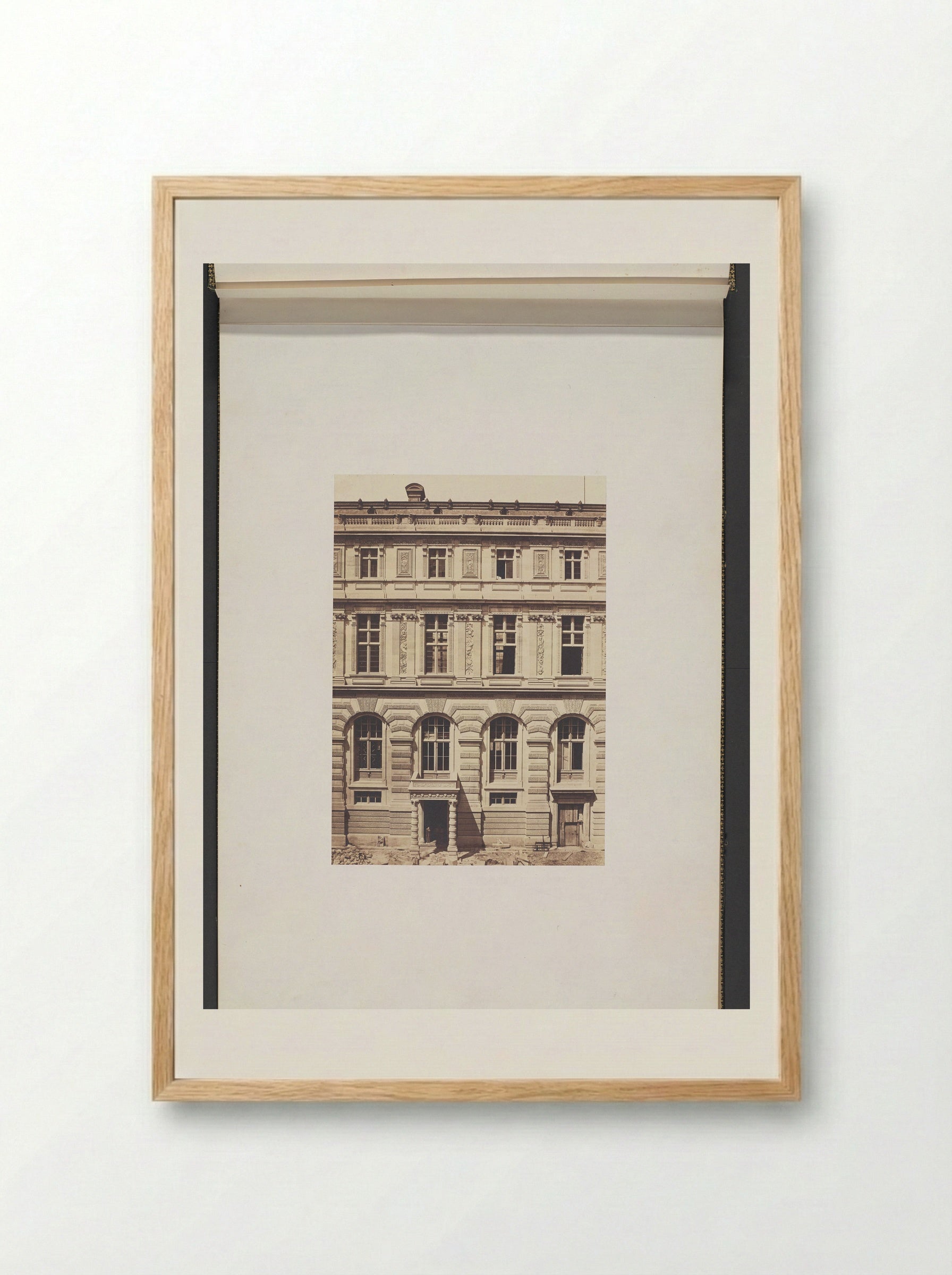 Voorgevel en ingang aan de Cour Lefuel van het Palais du Louvre - Édouard Denis Baldus - Framed Print Wood