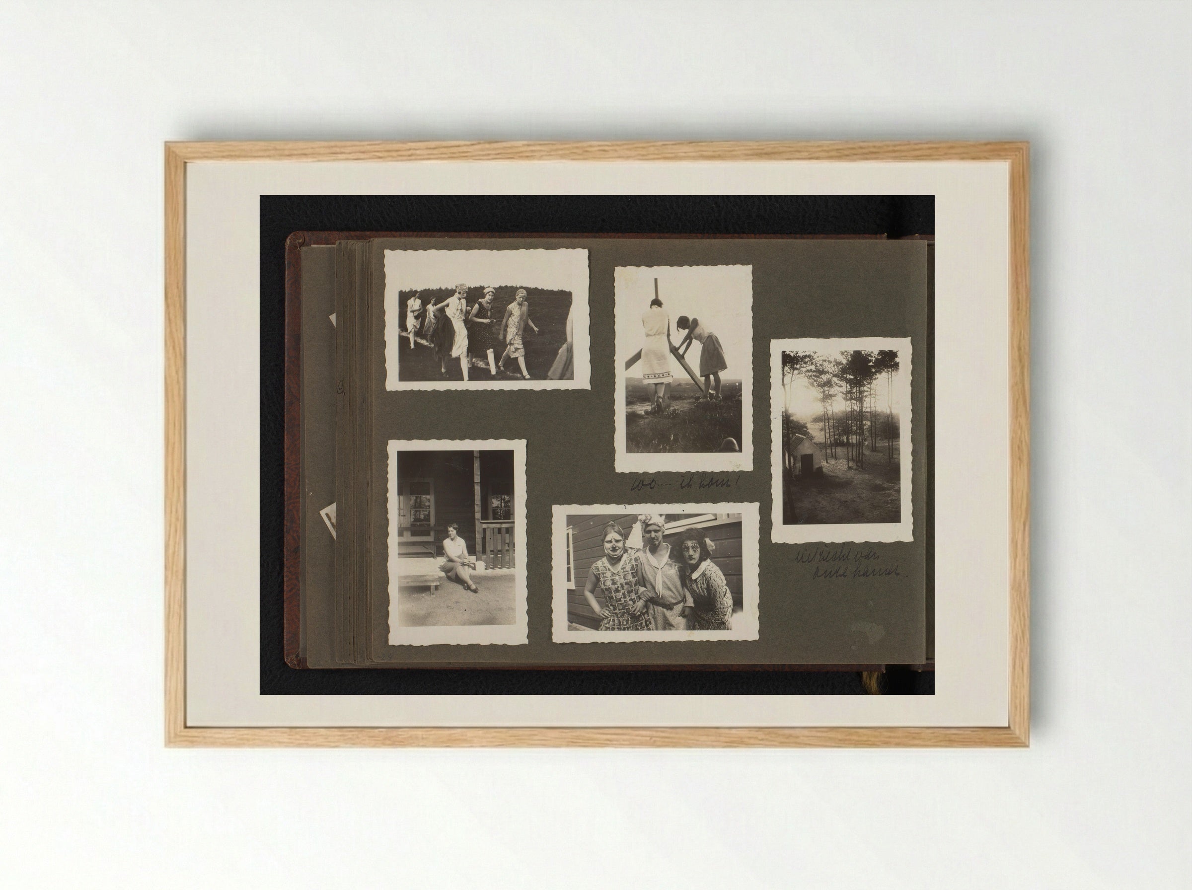 Vriendinnen van Eva Boelen tijdens een zomerkamp - Eva Charlotte Pennink-Boelen - Framed Print Wood