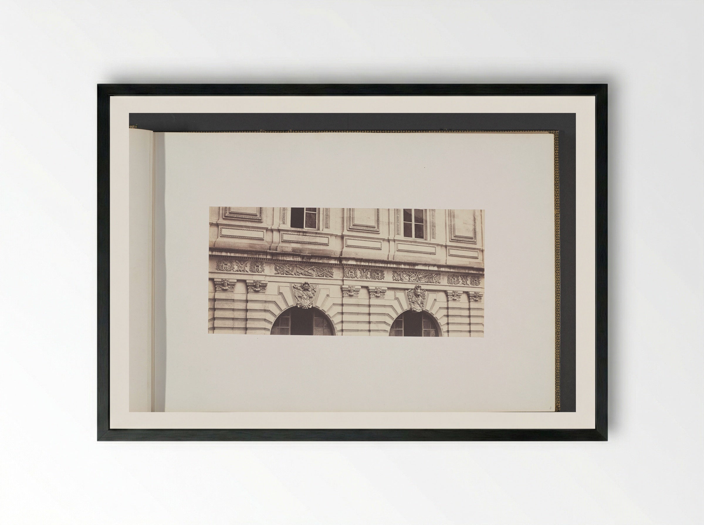 Westgevel aan de Cour Visconti van het Palais du Louvre - Édouard Denis Baldus - Framed Print Black