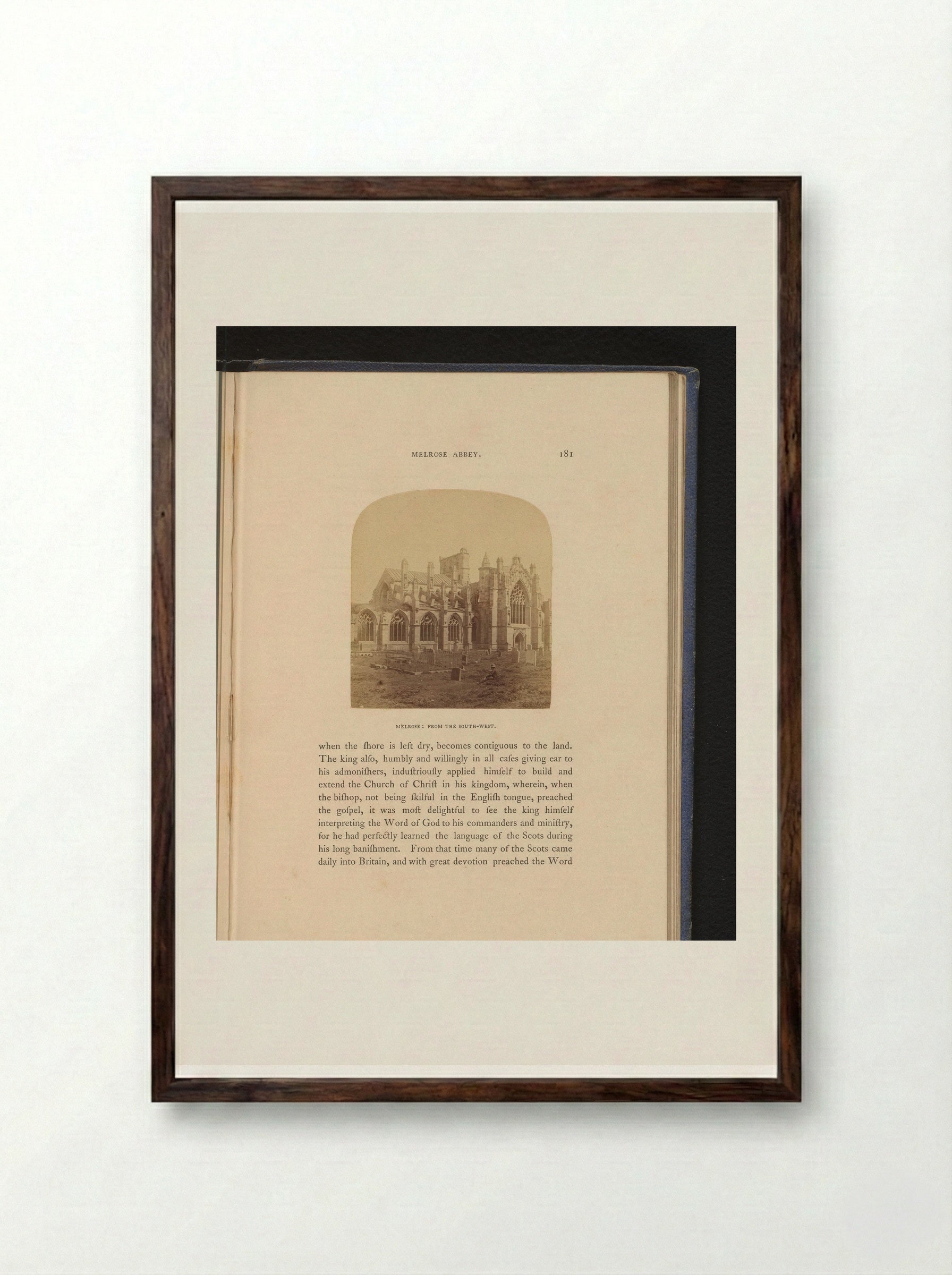 Zuidwestzijde van Melrose Abbey in Roxburghshire - George Washington Wilson - Framed Print Dark Wood