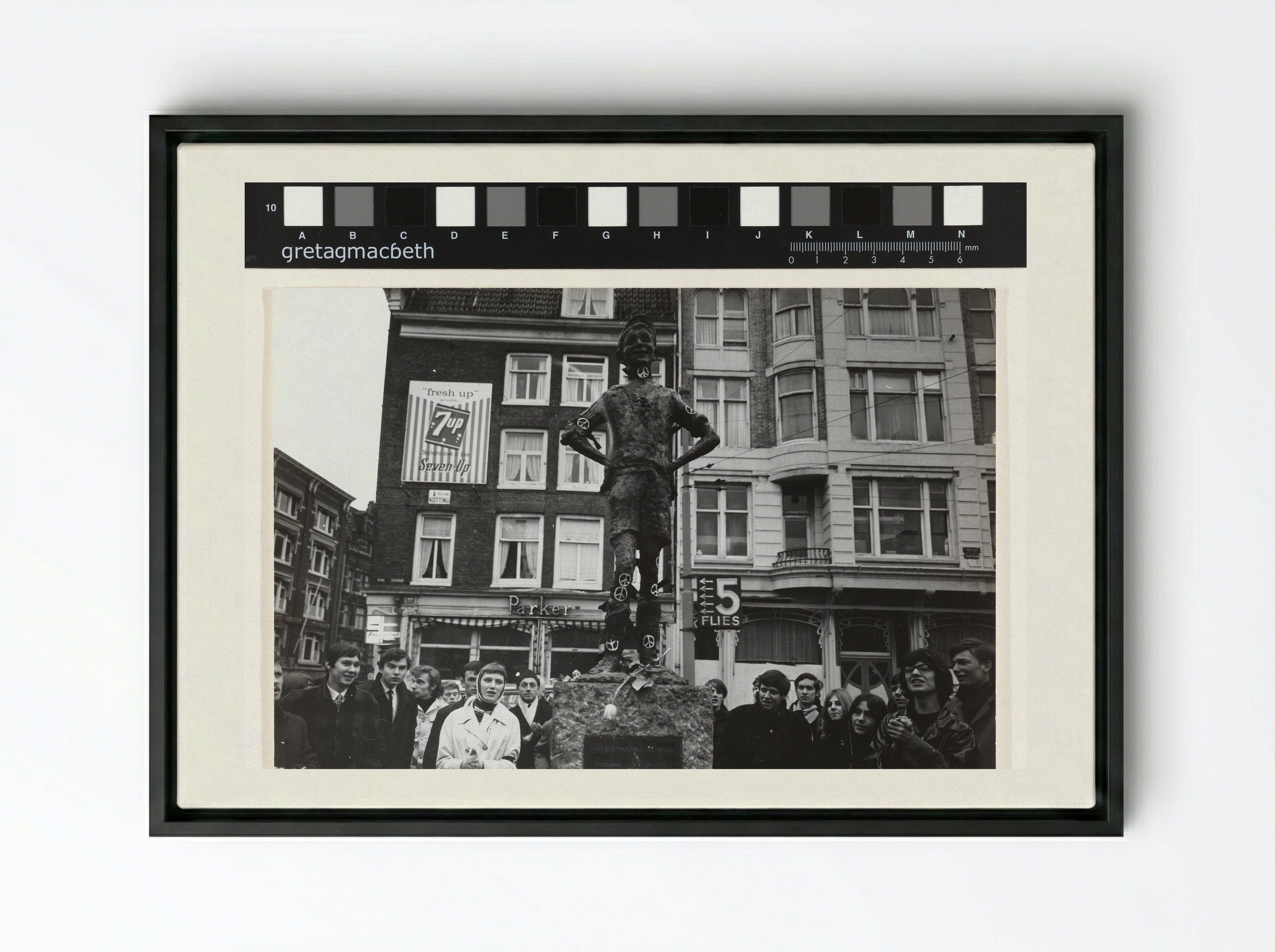 Demonstratie bij het Lieverdje op het Spui in Amsterdam - Cor Jaring - Framed Canvas Black