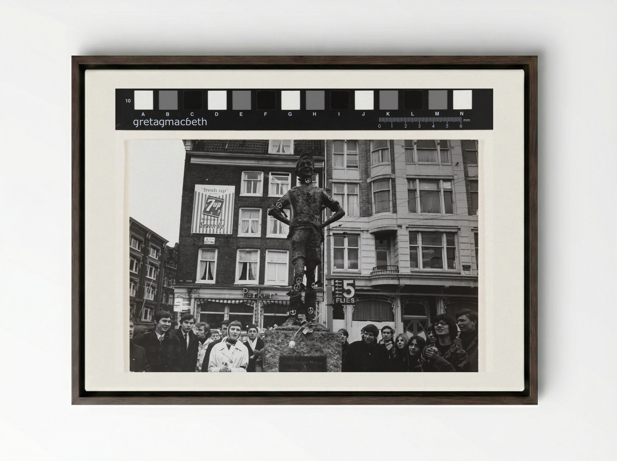 Demonstratie bij het Lieverdje op het Spui in Amsterdam - Cor Jaring - Framed Canvas Dark Wood