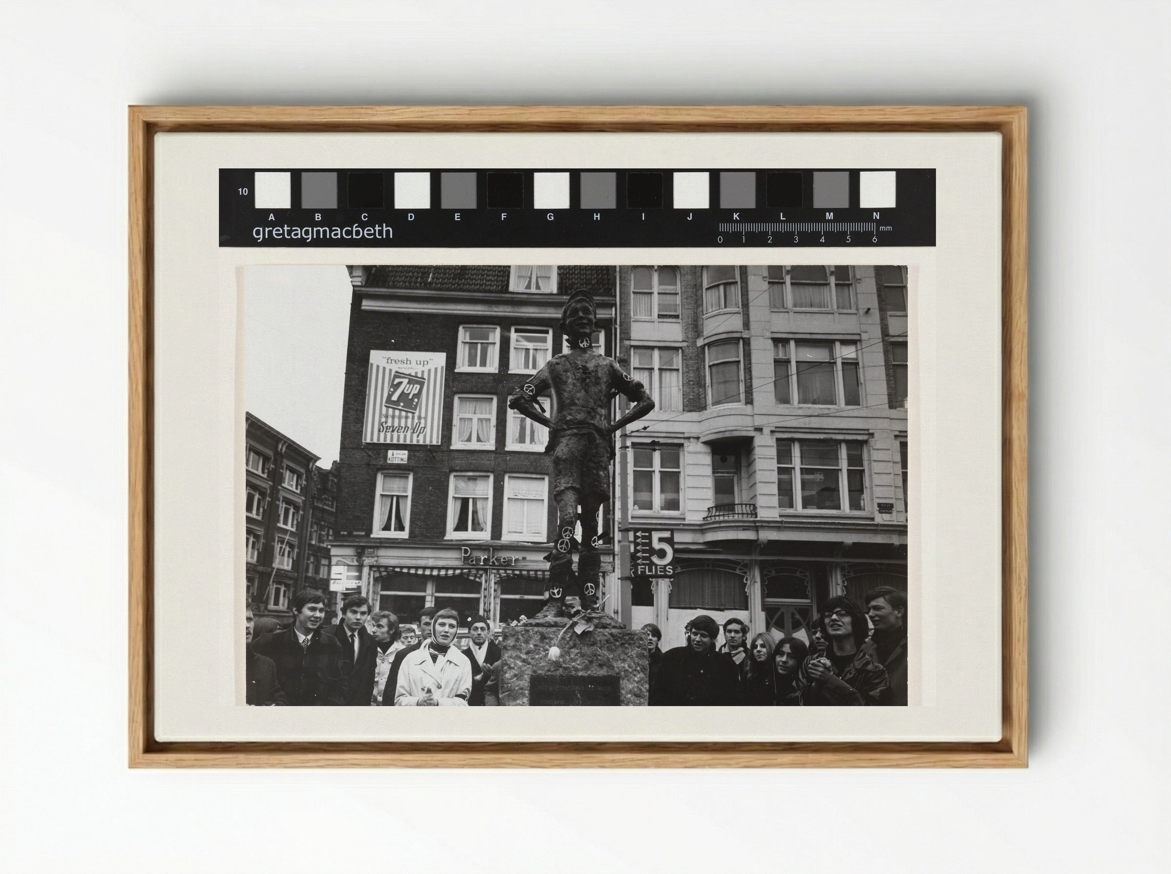 Demonstratie bij het Lieverdje op het Spui in Amsterdam - Cor Jaring - Framed Canvas Wood