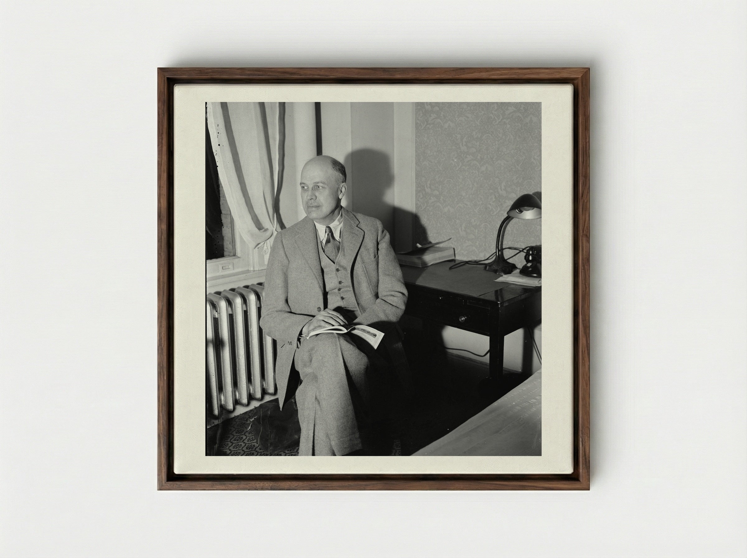 Edward Hopper in his Studio - Edward Hopper - Framed Canvas Dark Wood