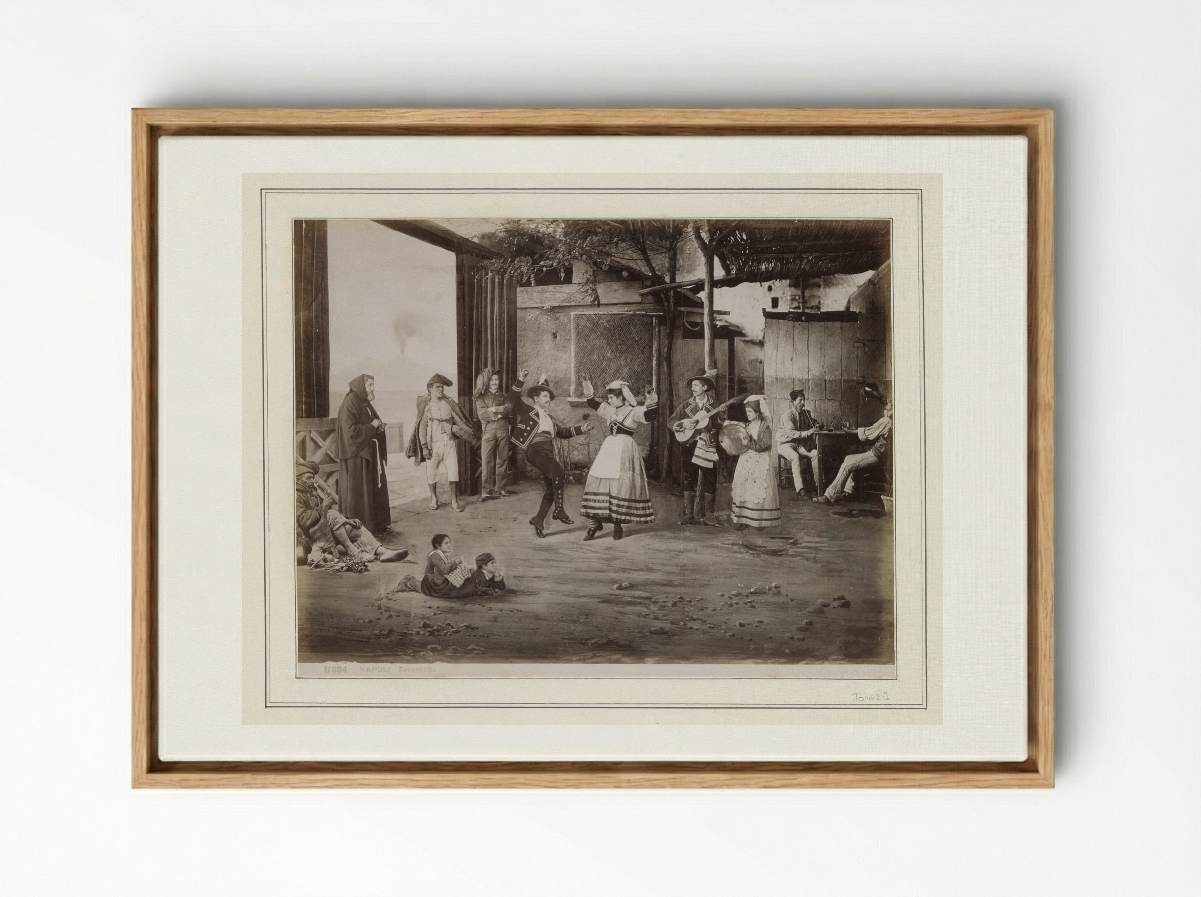 Man en vrouw dansen de tarantella gadegeslagen door Italiaanse volkstypen - Giorgio Sommer - Framed Canvas Wood
