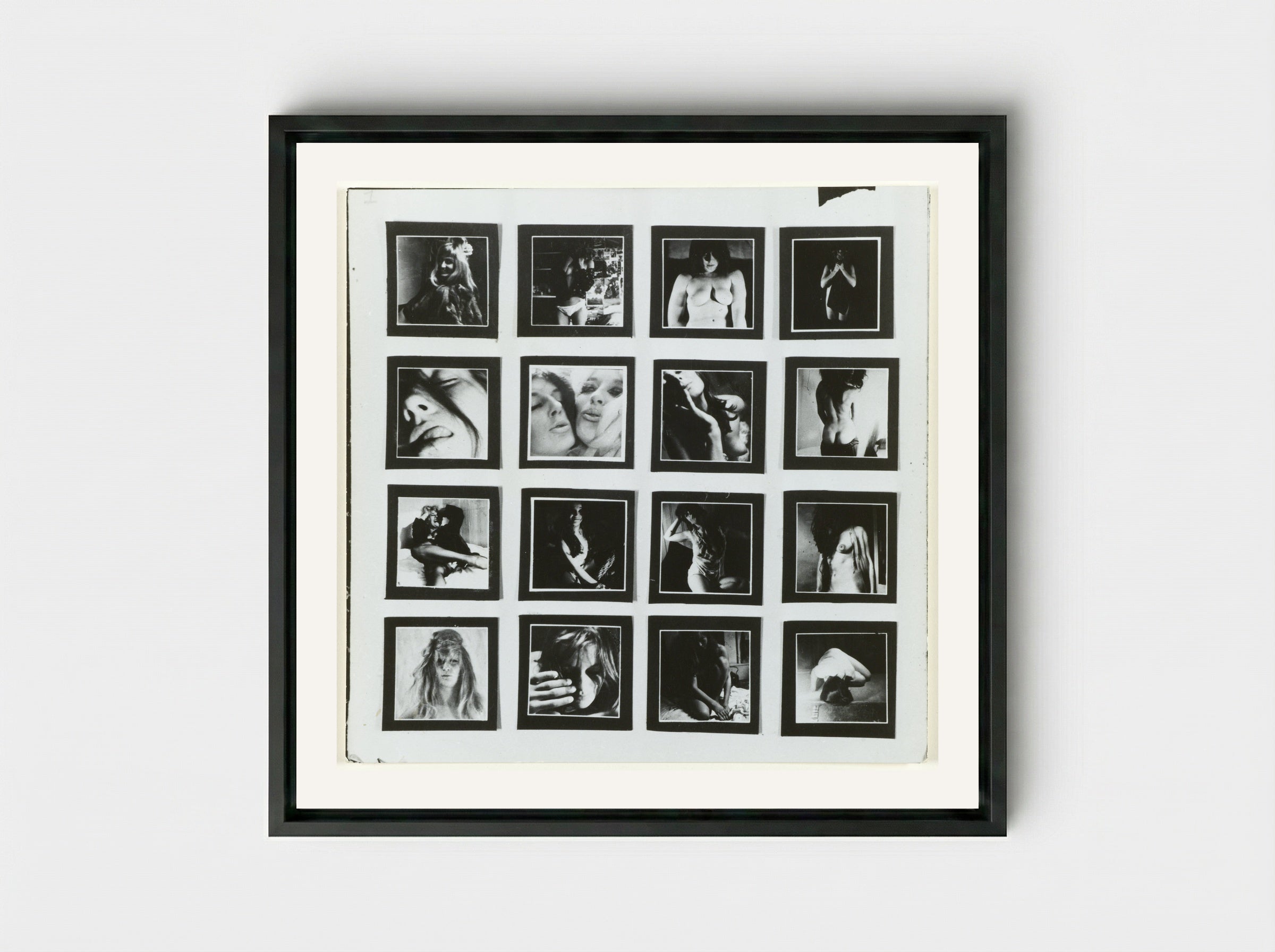 Een wit stuk karton waarop zestien kleine fotootjes van naakte vrouwen - Sanne Sannes - Framed Canvas Black