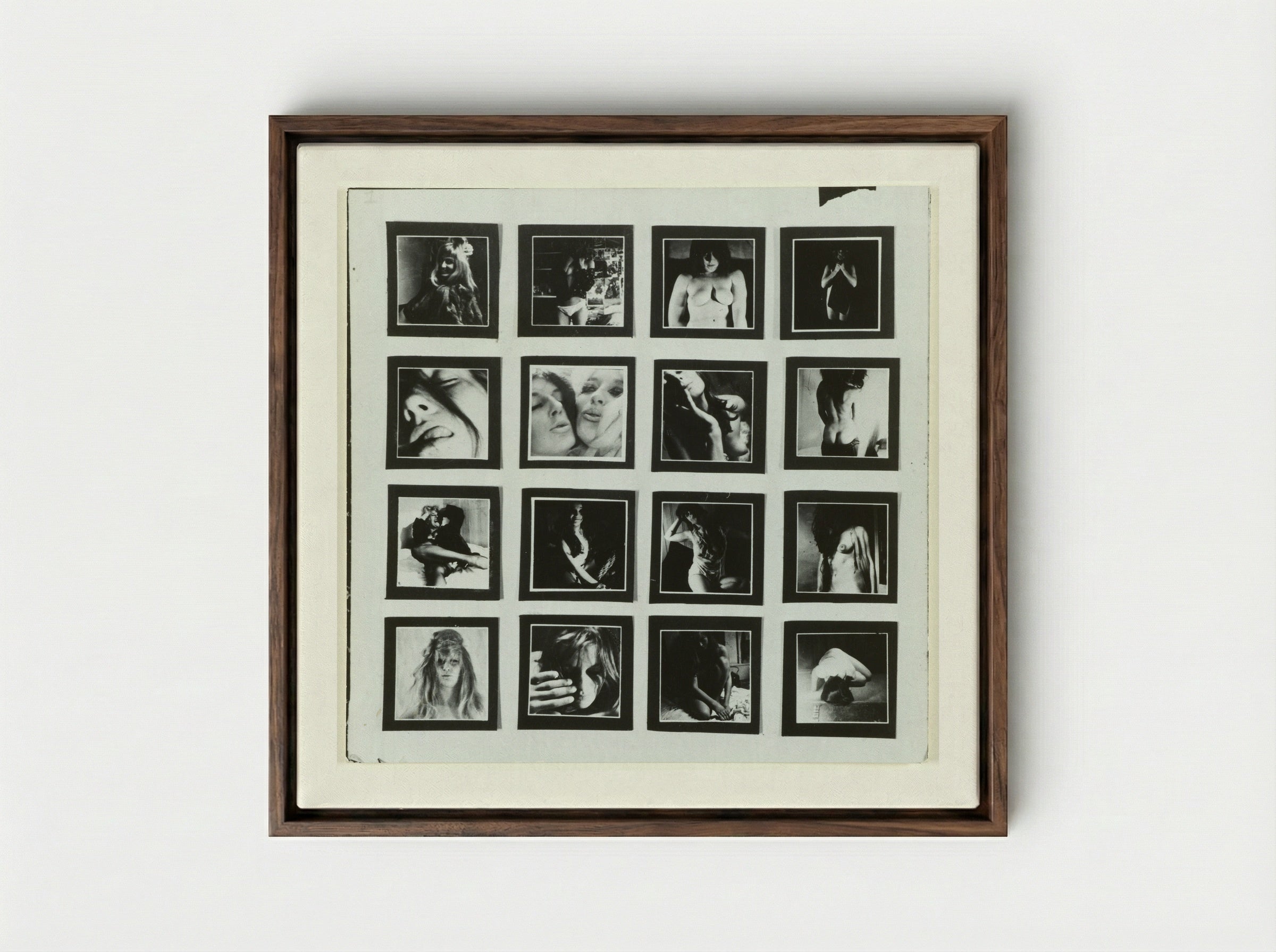 Een wit stuk karton waarop zestien kleine fotootjes van naakte vrouwen - Sanne Sannes - Framed Canvas Dark Wood
