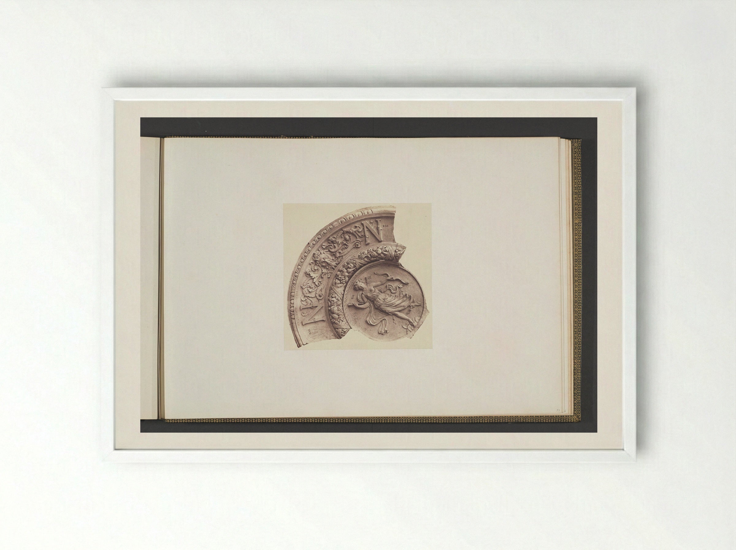 Gipsmodellen voor een gewelfversiering van het Palais du Louvre door Victor Corbel - Édouard Denis Baldus - Framed Print White