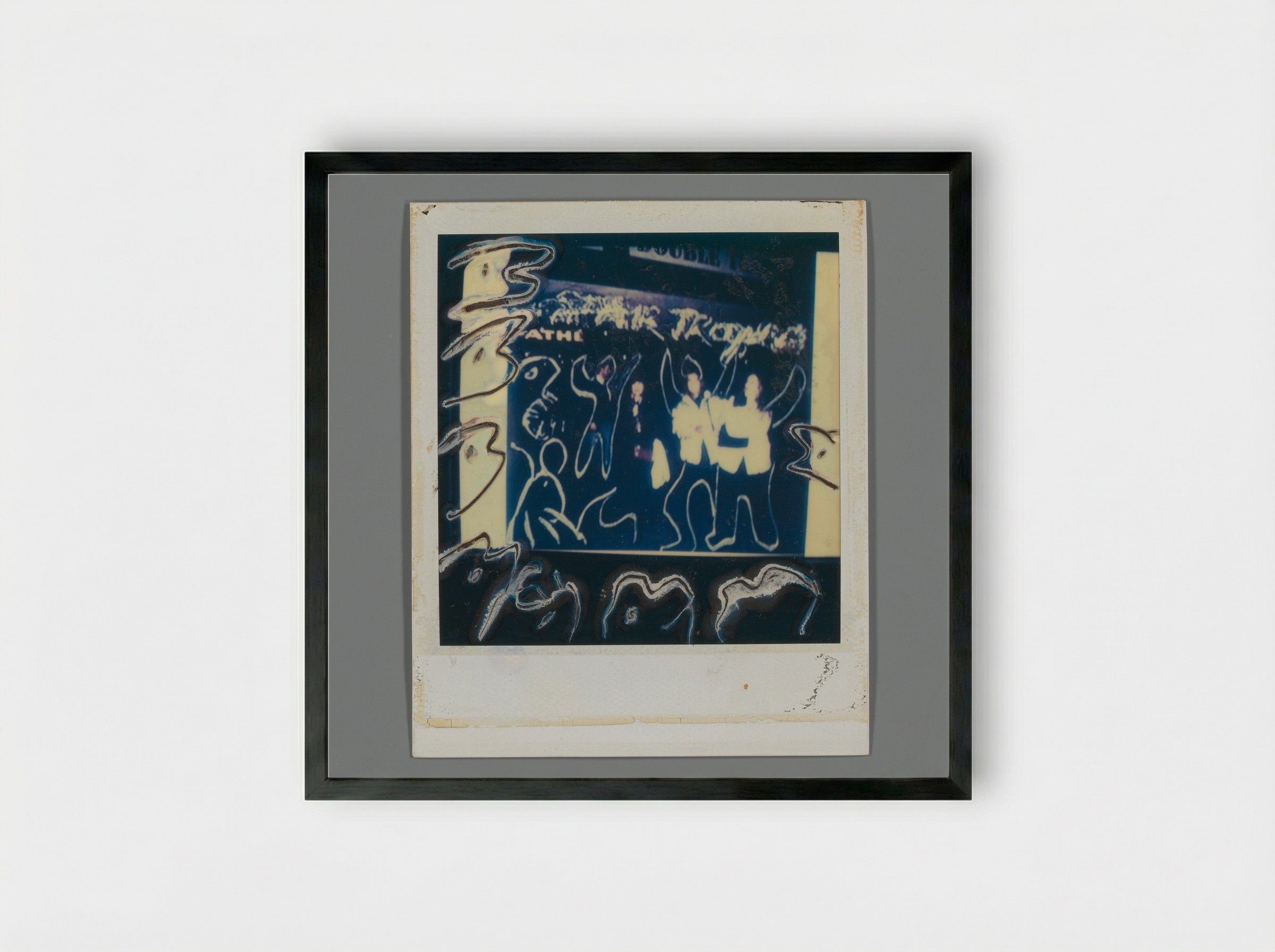 Fotoreproductie van Polaroid met Hedy en drie andere personen voor ingang van een bioscoop - Aat Veldhoen - Framed Print Black