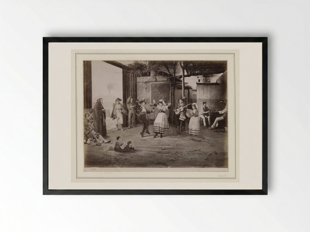 Man en vrouw dansen de tarantella gadegeslagen door Italiaanse volkstypen - Giorgio Sommer - Framed Print Black