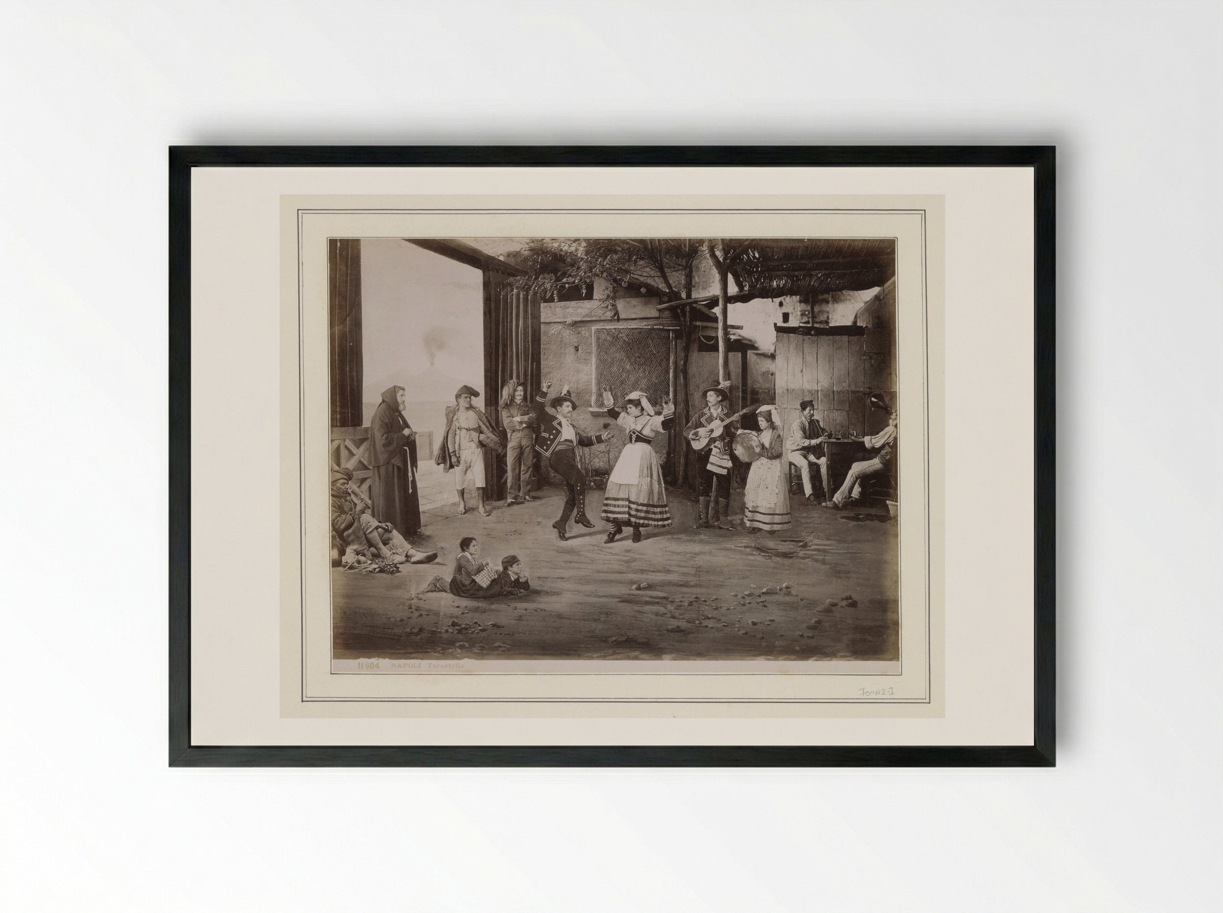 Man en vrouw dansen de tarantella gadegeslagen door Italiaanse volkstypen - Giorgio Sommer - Framed Print Black