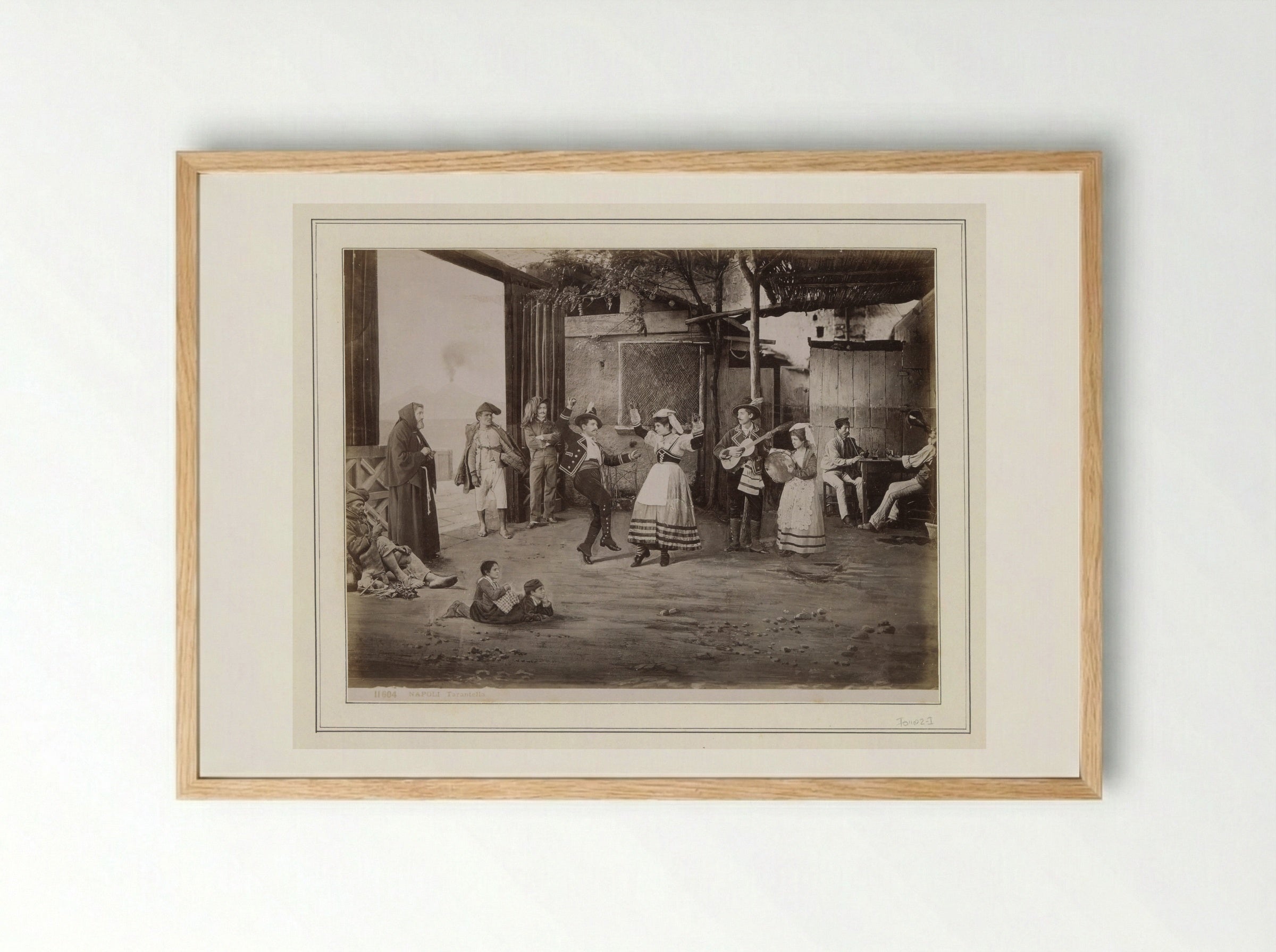 Man en vrouw dansen de tarantella gadegeslagen door Italiaanse volkstypen - Giorgio Sommer - Framed Print Wood