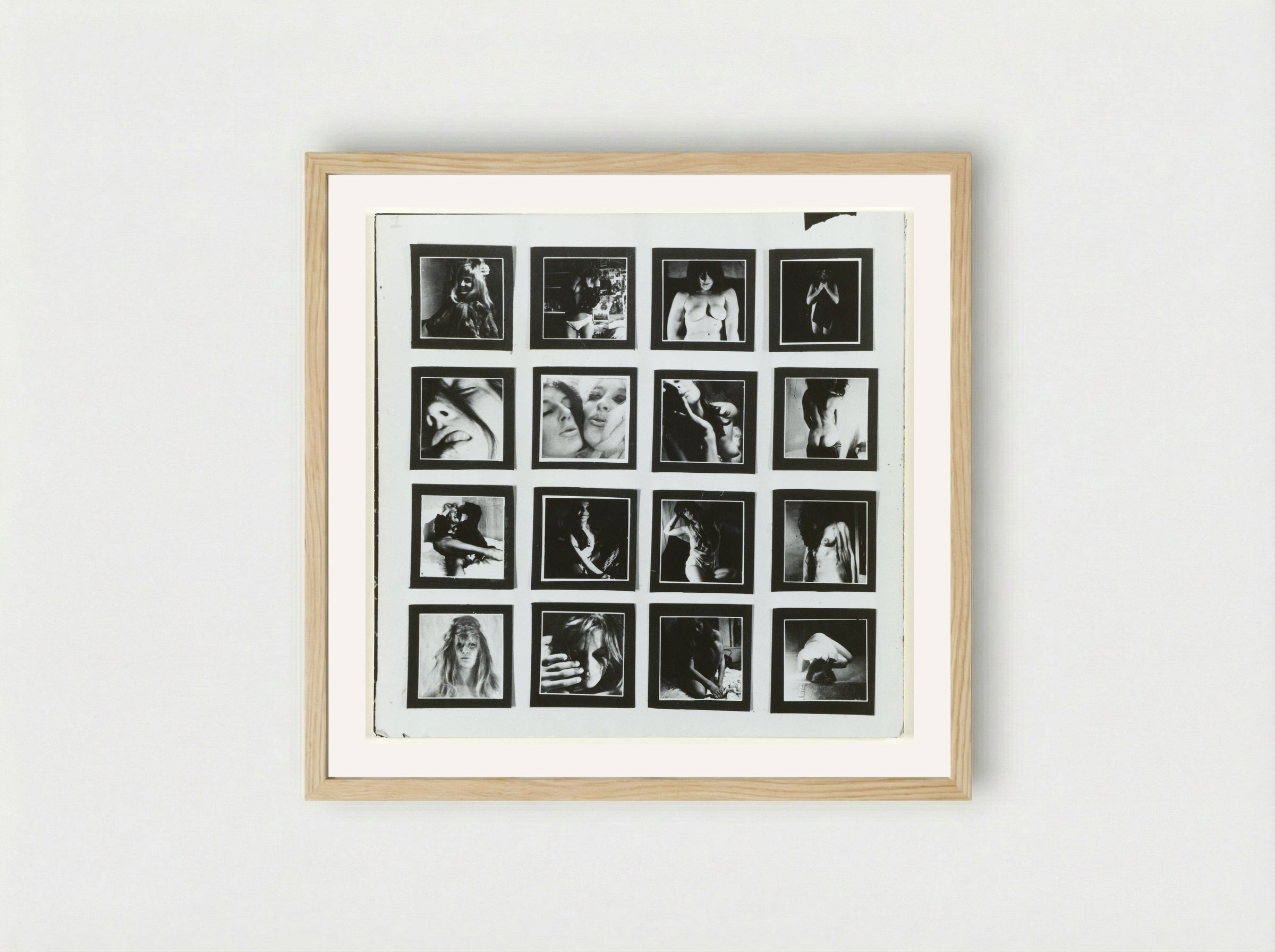 Een wit stuk karton waarop zestien kleine fotootjes van naakte vrouwen - Sanne Sannes - Framed Print Wood