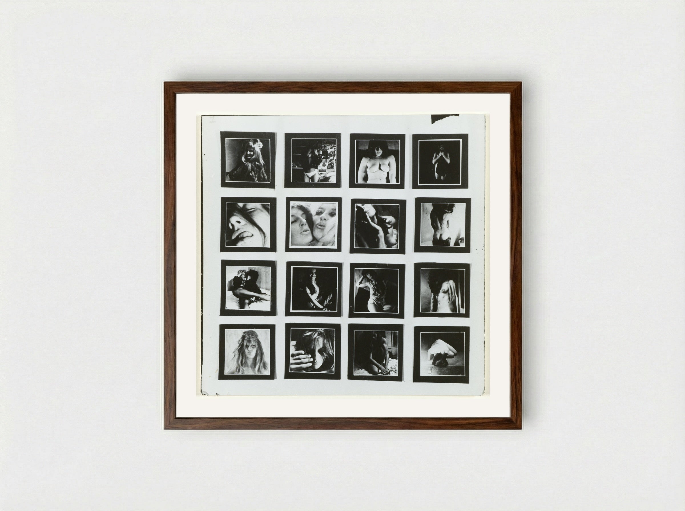 Een wit stuk karton waarop zestien kleine fotootjes van naakte vrouwen - Sanne Sannes - Framed Print Dark Wood