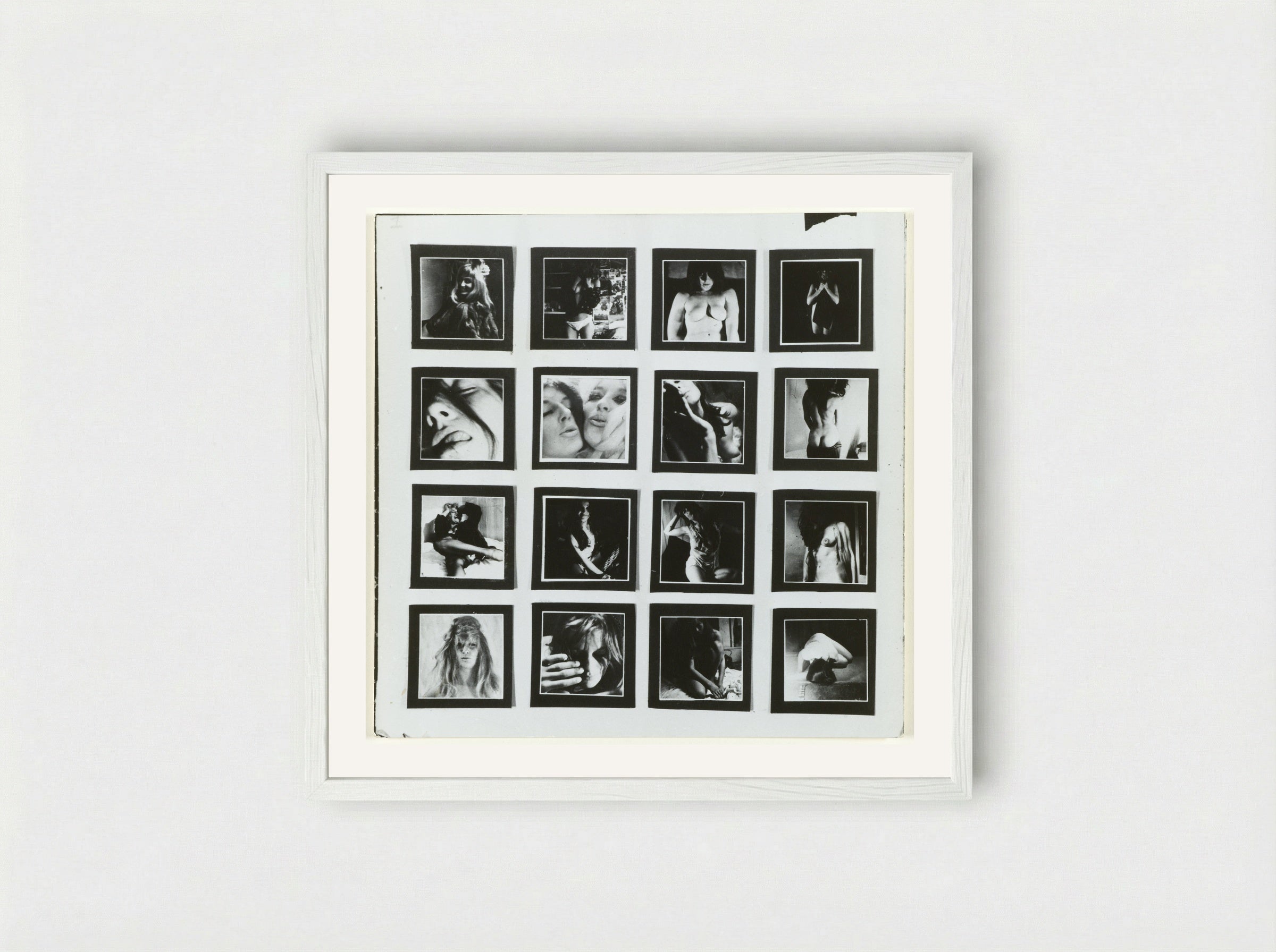 Een wit stuk karton waarop zestien kleine fotootjes van naakte vrouwen - Sanne Sannes - Framed Print White