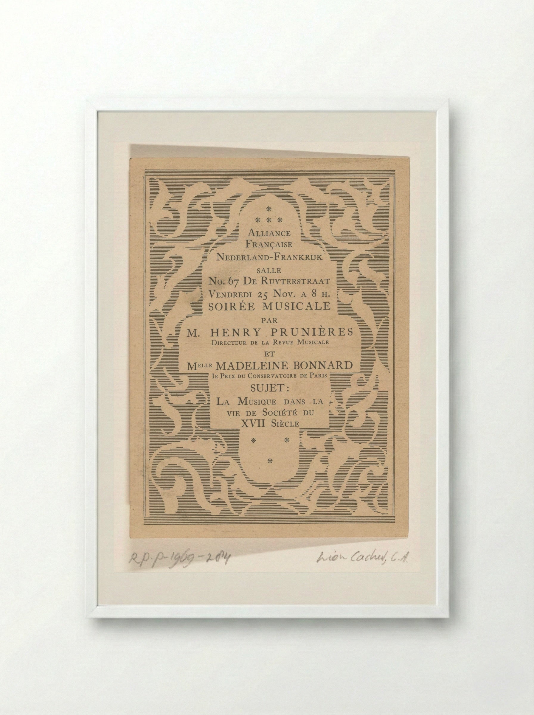 Aankondiging voor muziekavond van de Alliance Française - Carel Adolph Lion Cachet - Framed Print White