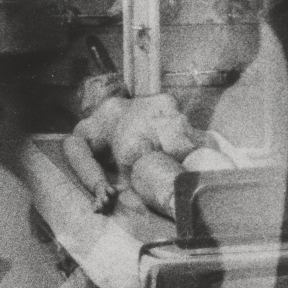 Fragment van een menselijk skelet, pop in een ziekenhuisbed - Sanne Sannes - Artwork detail